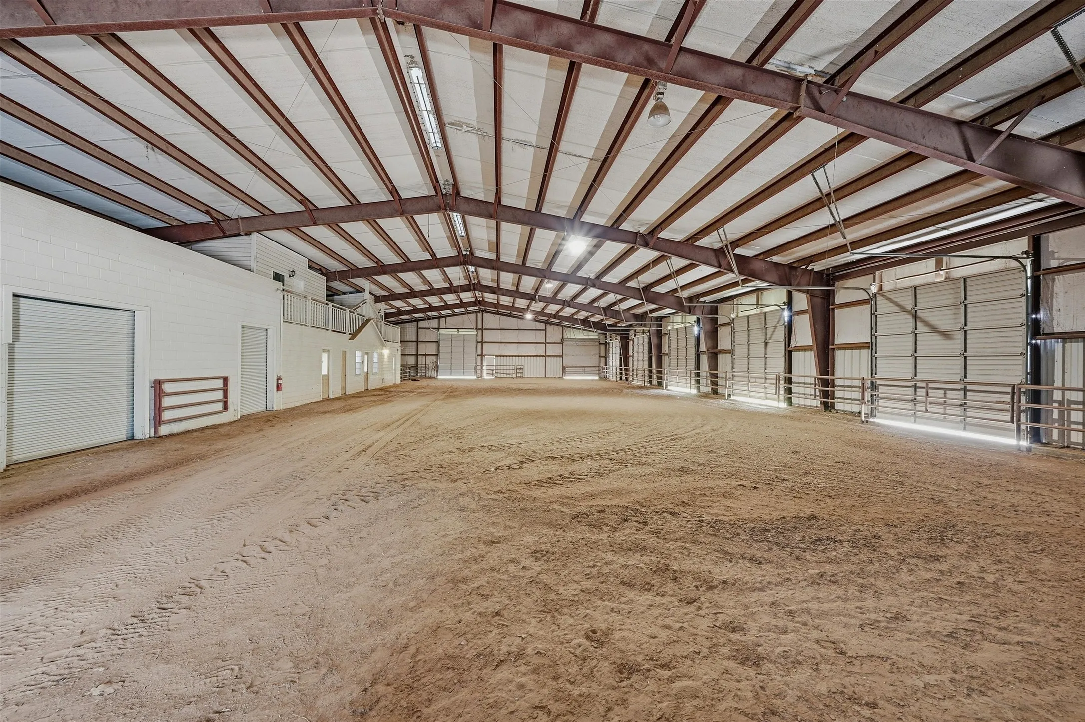 Covered arena in the Arena Barn-Breeding Lab