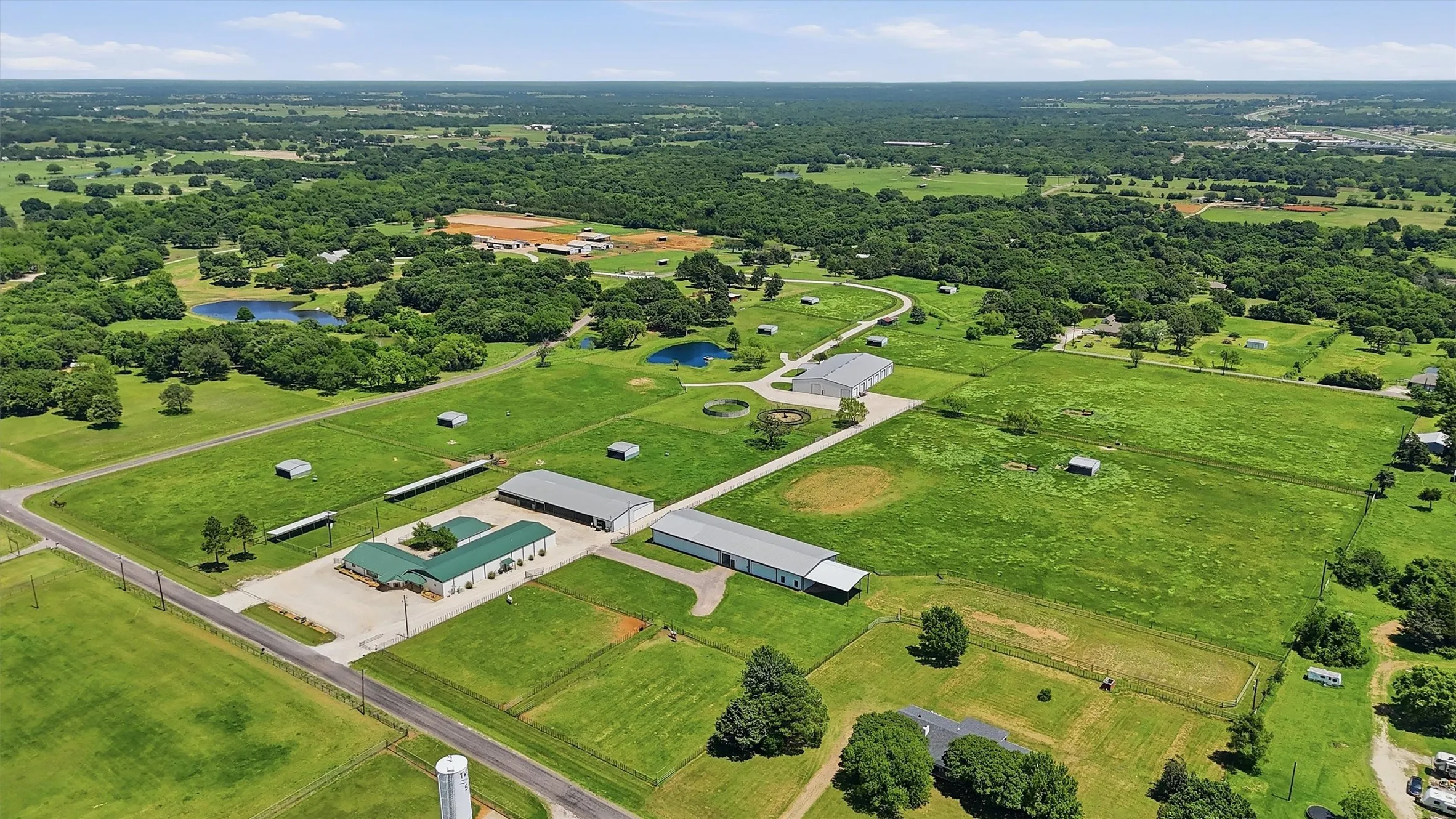 Farm For Sale in Grayson County , 1030 Roland Road, Whitesboro, Texas 76273, 2 Bedroom, 2 Bathroom, Garage spaces, 2,524 Sqft, built in 2000, Preowned, mls#21231137, Real Estate Agent in Whitesboro, Homes For Sale in Grayson county, Homes For Sale in Whitesboro, Realtor in Whitesboro Texas, Real Estate Brokerage Independent Realty Texas, Luminita Cordes Realtor