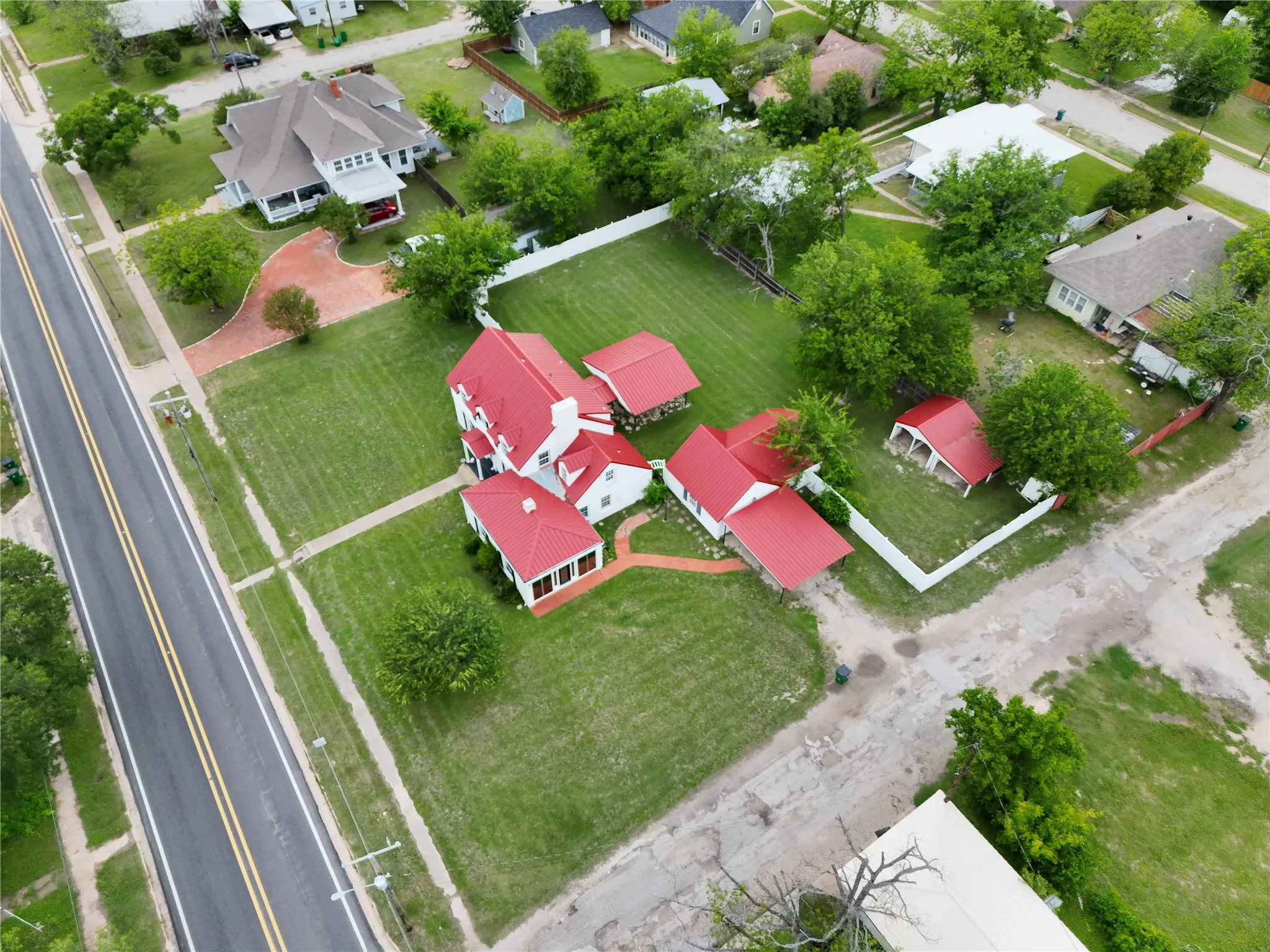 Single Family Residence For Sale in Hamilton County , 609 E Main Street, Hamilton, Texas 76531, 4 Bedroom, 2 Bathroom, Garage spaces, 2,889 Sqft, built in 1928, mls#21245167, Real Estate Agent in Hamilton, Homes For Sale in Hamilton county, Homes For Sale in Hamilton, Realtor in Hamilton Texas, Real Estate Brokerage Independent Realty Texas, Luminita Cordes Realtor