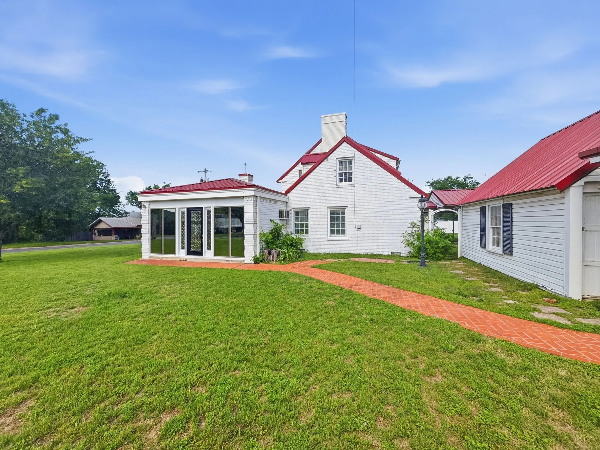 Single Family Residence For Sale in Hamilton County , 609 E Main Street, Hamilton, Texas 76531, 4 Bedroom, 2 Bathroom, Garage spaces, 2,889 Sqft, built in 1928, mls#21245167, Real Estate Agent in Hamilton, Homes For Sale in Hamilton county, Homes For Sale in Hamilton, Realtor in Hamilton Texas, Real Estate Brokerage Independent Realty Texas, Luminita Cordes Realtor