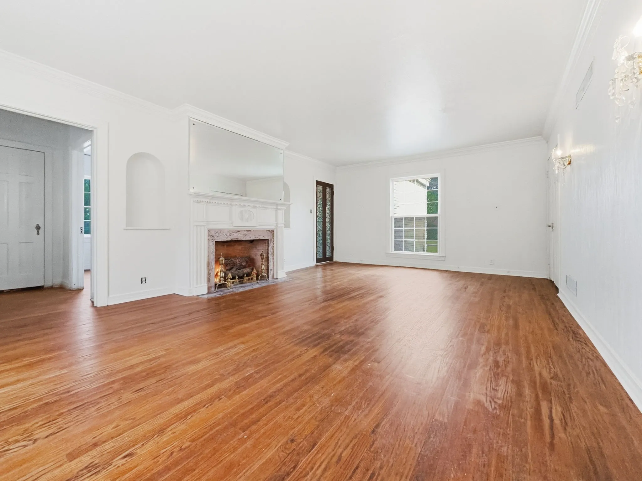 Single Family Residence For Sale in Hamilton County , 609 E Main Street, Hamilton, Texas 76531, 4 Bedroom, 2 Bathroom, Garage spaces, 2,889 Sqft, built in 1928, mls#21245167, Real Estate Agent in Hamilton, Homes For Sale in Hamilton county, Homes For Sale in Hamilton, Realtor in Hamilton Texas, Real Estate Brokerage Independent Realty Texas, Luminita Cordes Realtor
