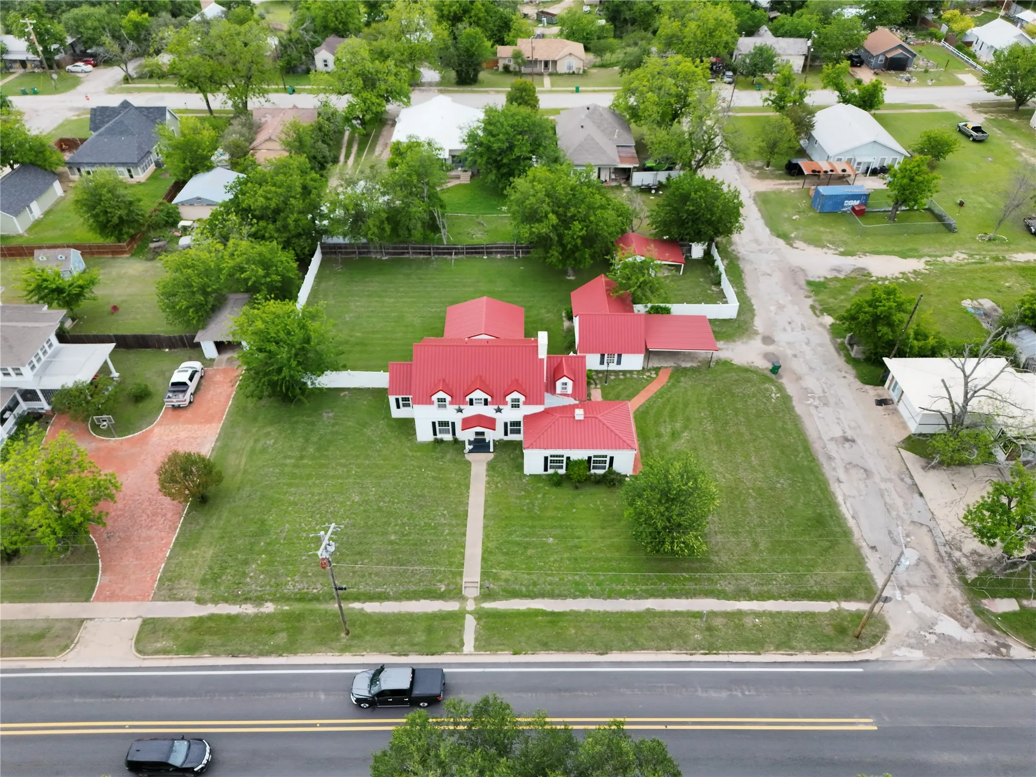 Single Family Residence For Sale in Hamilton County , 609 E Main Street, Hamilton, Texas 76531, 4 Bedroom, 2 Bathroom, Garage spaces, 2,889 Sqft, built in 1928, mls#21245167, Real Estate Agent in Hamilton, Homes For Sale in Hamilton county, Homes For Sale in Hamilton, Realtor in Hamilton Texas, Real Estate Brokerage Independent Realty Texas, Luminita Cordes Realtor