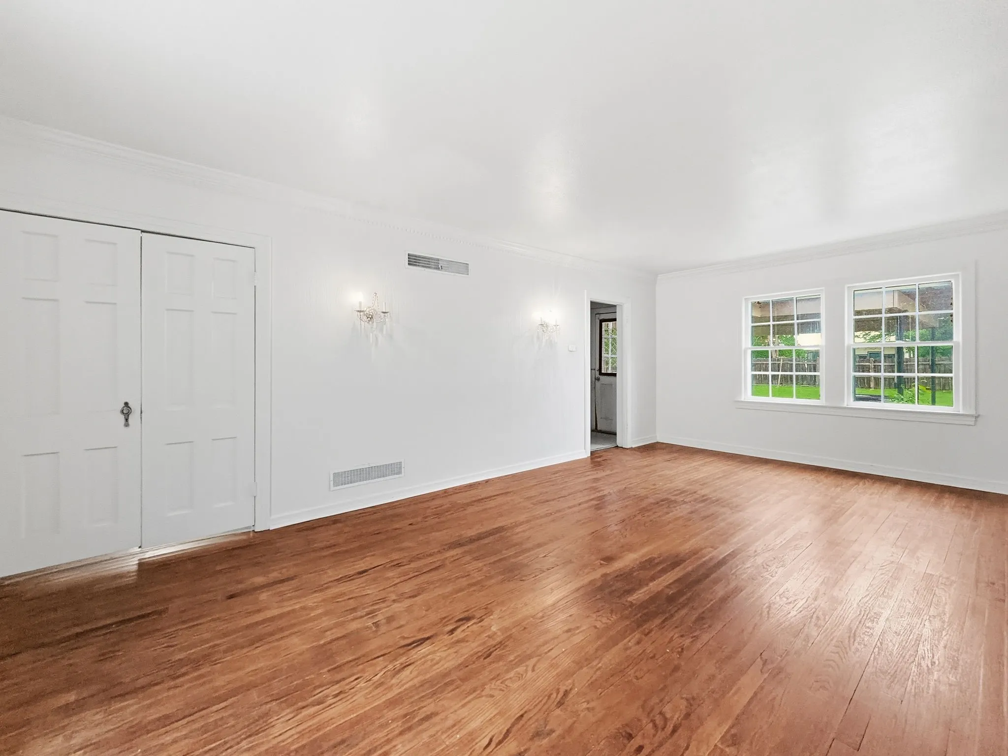 Single Family Residence For Sale in Hamilton County , 609 E Main Street, Hamilton, Texas 76531, 4 Bedroom, 2 Bathroom, Garage spaces, 2,889 Sqft, built in 1928, mls#21245167, Real Estate Agent in Hamilton, Homes For Sale in Hamilton county, Homes For Sale in Hamilton, Realtor in Hamilton Texas, Real Estate Brokerage Independent Realty Texas, Luminita Cordes Realtor