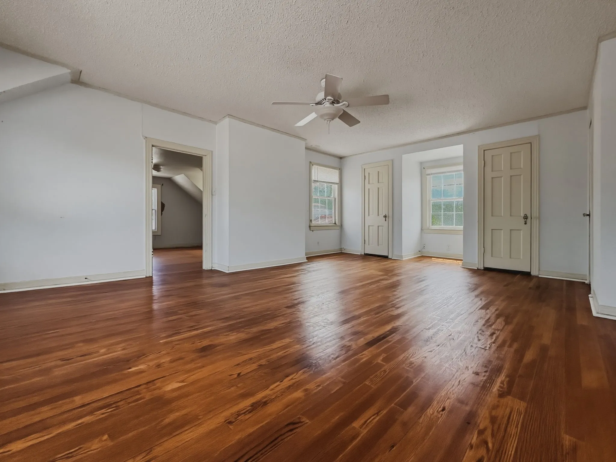Single Family Residence For Sale in Hamilton County , 609 E Main Street, Hamilton, Texas 76531, 4 Bedroom, 2 Bathroom, Garage spaces, 2,889 Sqft, built in 1928, mls#21245167, Real Estate Agent in Hamilton, Homes For Sale in Hamilton county, Homes For Sale in Hamilton, Realtor in Hamilton Texas, Real Estate Brokerage Independent Realty Texas, Luminita Cordes Realtor
