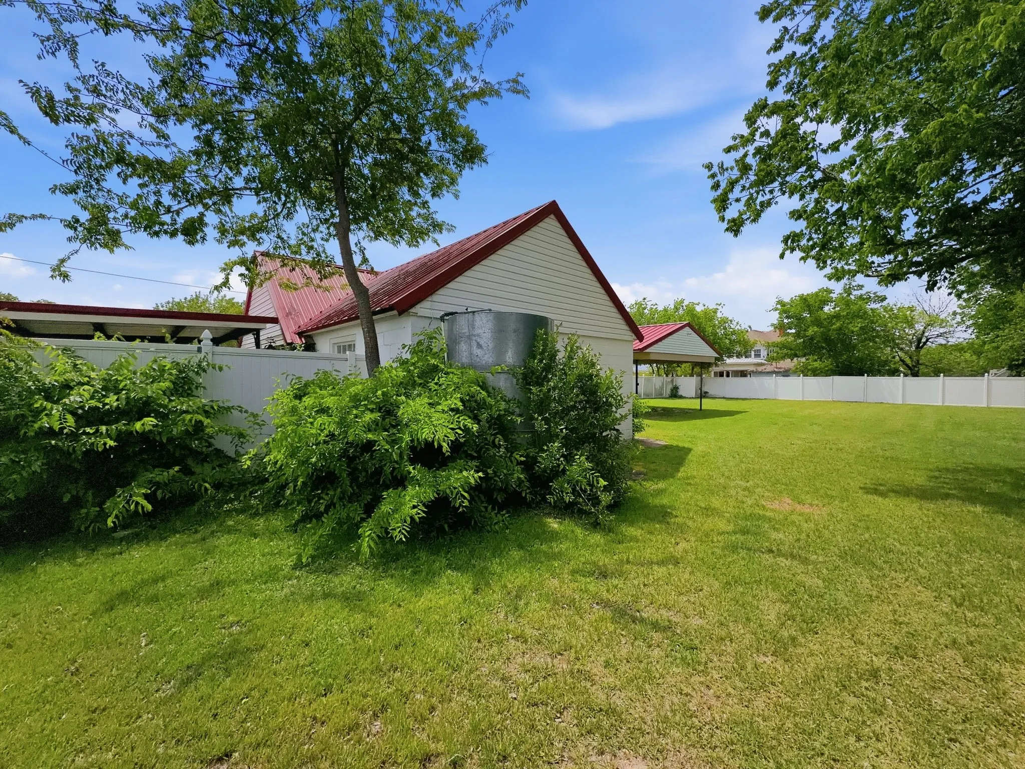 Single Family Residence For Sale in Hamilton County , 609 E Main Street, Hamilton, Texas 76531, 4 Bedroom, 2 Bathroom, Garage spaces, 2,889 Sqft, built in 1928, mls#21245167, Real Estate Agent in Hamilton, Homes For Sale in Hamilton county, Homes For Sale in Hamilton, Realtor in Hamilton Texas, Real Estate Brokerage Independent Realty Texas, Luminita Cordes Realtor