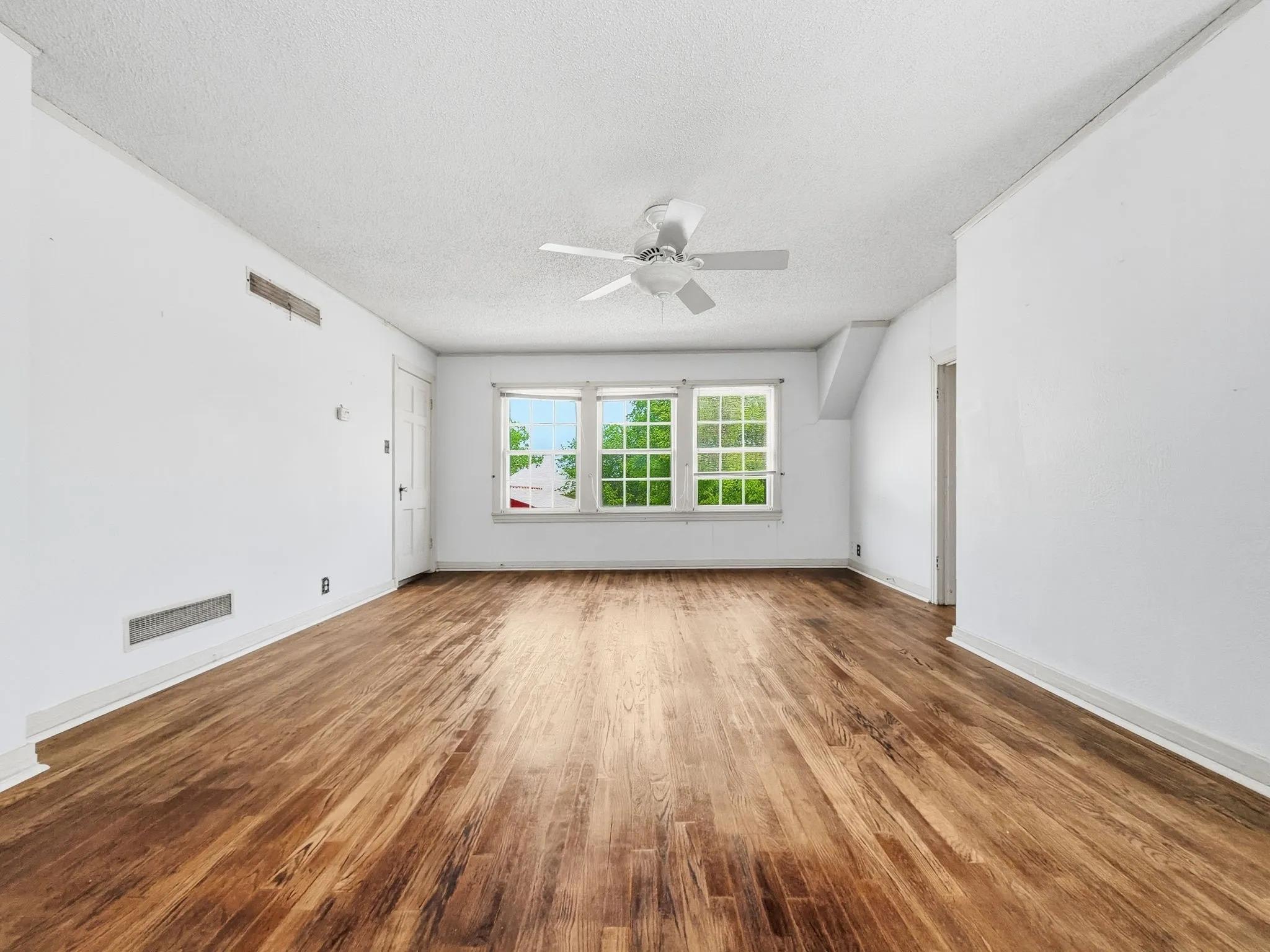 Single Family Residence For Sale in Hamilton County , 609 E Main Street, Hamilton, Texas 76531, 4 Bedroom, 2 Bathroom, Garage spaces, 2,889 Sqft, built in 1928, mls#21245167, Real Estate Agent in Hamilton, Homes For Sale in Hamilton county, Homes For Sale in Hamilton, Realtor in Hamilton Texas, Real Estate Brokerage Independent Realty Texas, Luminita Cordes Realtor