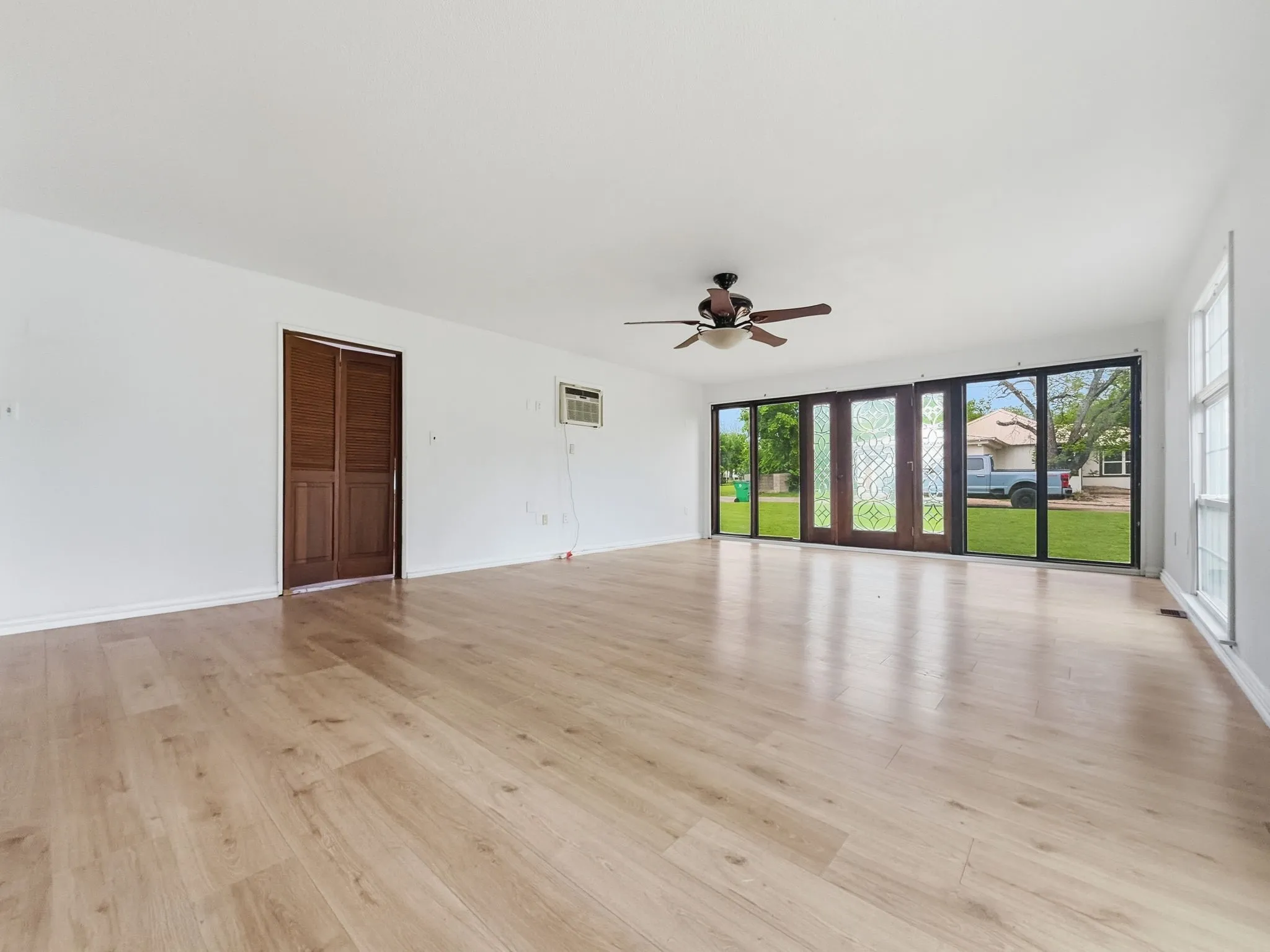 Single Family Residence For Sale in Hamilton County , 609 E Main Street, Hamilton, Texas 76531, 4 Bedroom, 2 Bathroom, Garage spaces, 2,889 Sqft, built in 1928, mls#21245167, Real Estate Agent in Hamilton, Homes For Sale in Hamilton county, Homes For Sale in Hamilton, Realtor in Hamilton Texas, Real Estate Brokerage Independent Realty Texas, Luminita Cordes Realtor