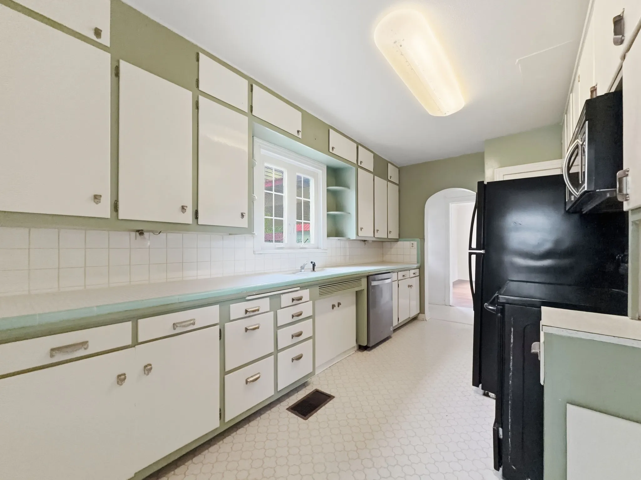 Single Family Residence For Sale in Hamilton County , 609 E Main Street, Hamilton, Texas 76531, 4 Bedroom, 2 Bathroom, Garage spaces, 2,889 Sqft, built in 1928, mls#21245167, Real Estate Agent in Hamilton, Homes For Sale in Hamilton county, Homes For Sale in Hamilton, Realtor in Hamilton Texas, Real Estate Brokerage Independent Realty Texas, Luminita Cordes Realtor