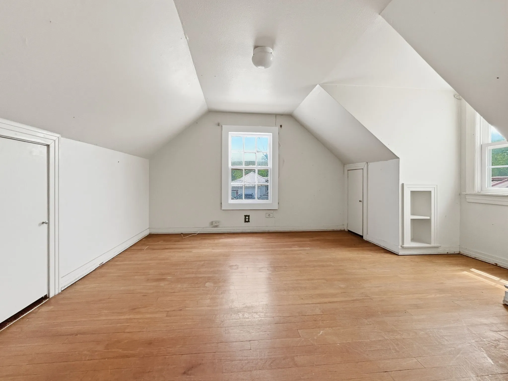 Single Family Residence For Sale in Hamilton County , 609 E Main Street, Hamilton, Texas 76531, 4 Bedroom, 2 Bathroom, Garage spaces, 2,889 Sqft, built in 1928, mls#21245167, Real Estate Agent in Hamilton, Homes For Sale in Hamilton county, Homes For Sale in Hamilton, Realtor in Hamilton Texas, Real Estate Brokerage Independent Realty Texas, Luminita Cordes Realtor