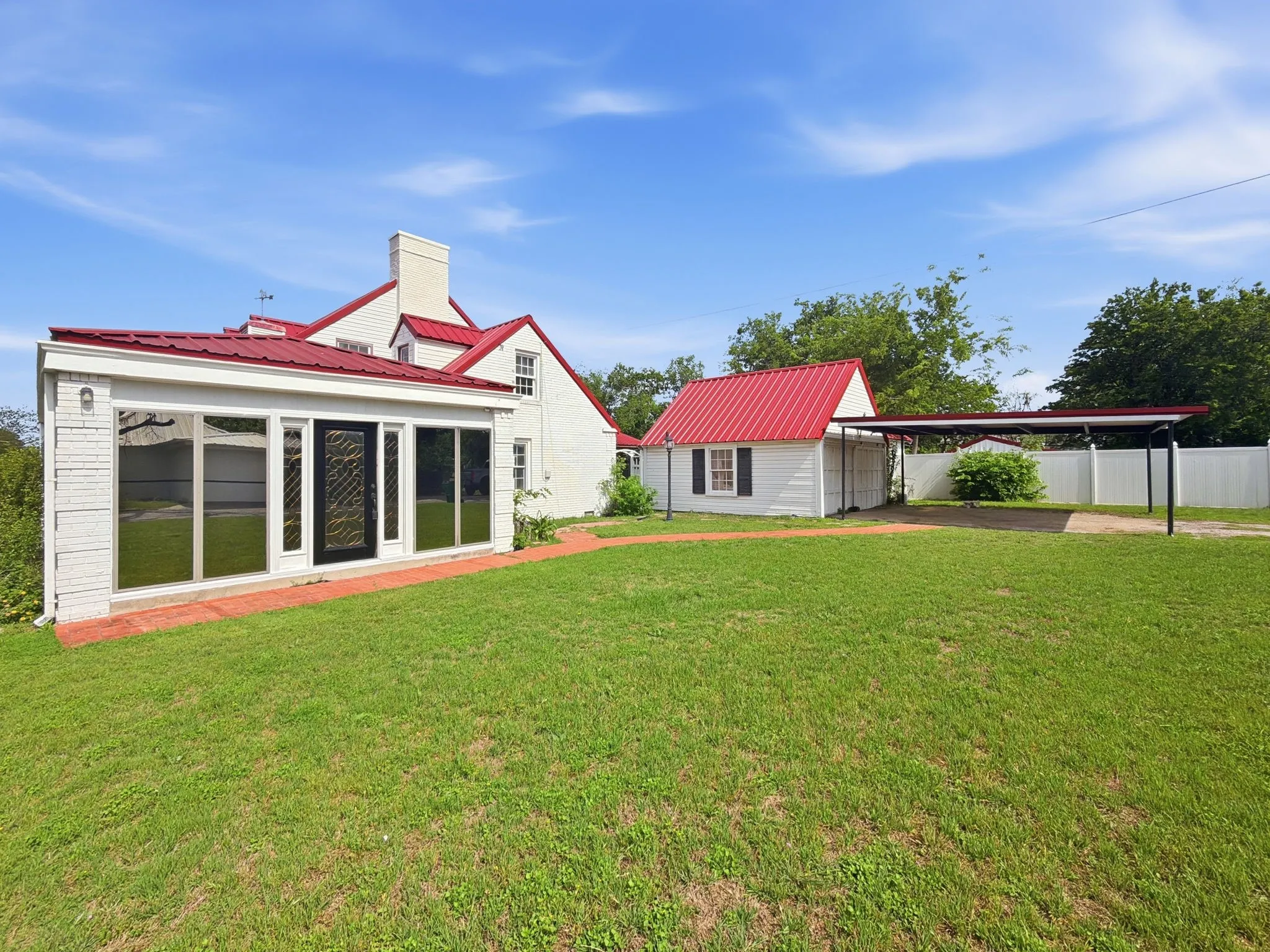 Single Family Residence For Sale in Hamilton County , 609 E Main Street, Hamilton, Texas 76531, 4 Bedroom, 2 Bathroom, Garage spaces, 2,889 Sqft, built in 1928, mls#21245167, Real Estate Agent in Hamilton, Homes For Sale in Hamilton county, Homes For Sale in Hamilton, Realtor in Hamilton Texas, Real Estate Brokerage Independent Realty Texas, Luminita Cordes Realtor