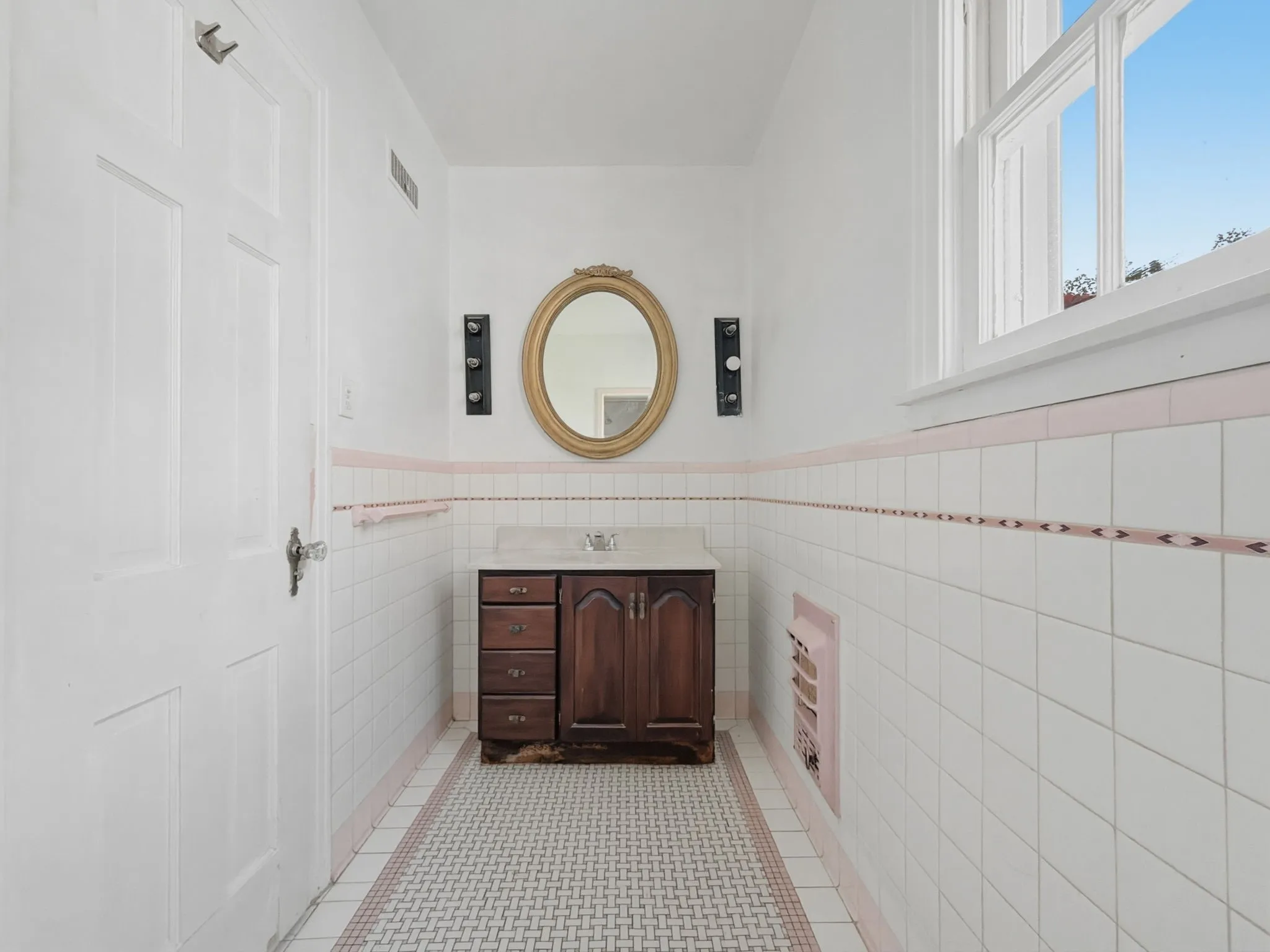 Single Family Residence For Sale in Hamilton County , 609 E Main Street, Hamilton, Texas 76531, 4 Bedroom, 2 Bathroom, Garage spaces, 2,889 Sqft, built in 1928, mls#21245167, Real Estate Agent in Hamilton, Homes For Sale in Hamilton county, Homes For Sale in Hamilton, Realtor in Hamilton Texas, Real Estate Brokerage Independent Realty Texas, Luminita Cordes Realtor