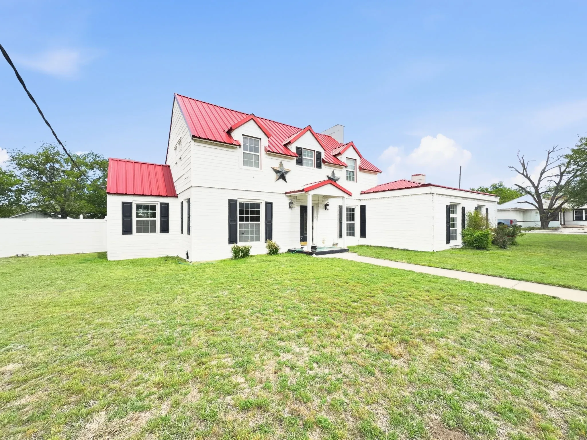 Single Family Residence For Sale in Hamilton County , 609 E Main Street, Hamilton, Texas 76531, 4 Bedroom, 2 Bathroom, Garage spaces, 2,889 Sqft, built in 1928, mls#21245167, Real Estate Agent in Hamilton, Homes For Sale in Hamilton county, Homes For Sale in Hamilton, Realtor in Hamilton Texas, Real Estate Brokerage Independent Realty Texas, Luminita Cordes Realtor
