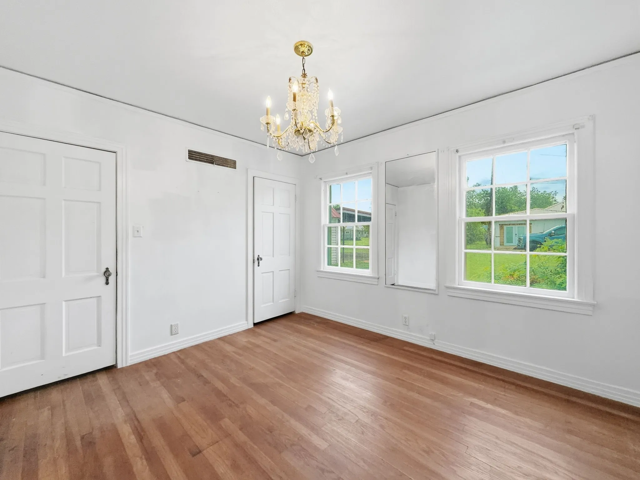 Single Family Residence For Sale in Hamilton County , 609 E Main Street, Hamilton, Texas 76531, 4 Bedroom, 2 Bathroom, Garage spaces, 2,889 Sqft, built in 1928, mls#21245167, Real Estate Agent in Hamilton, Homes For Sale in Hamilton county, Homes For Sale in Hamilton, Realtor in Hamilton Texas, Real Estate Brokerage Independent Realty Texas, Luminita Cordes Realtor