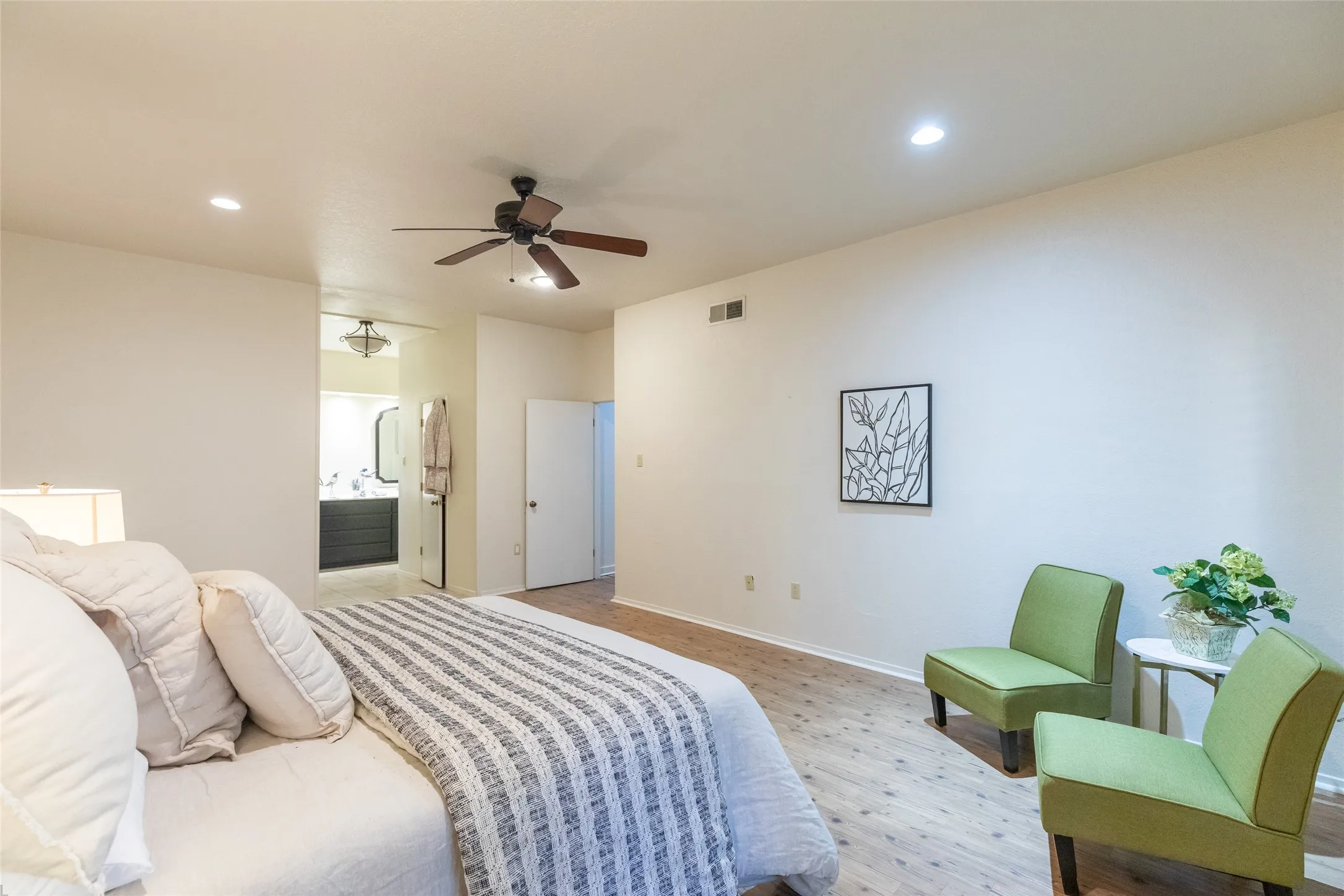 Single Family Residence For Sale in Taylor County , 25 Tamarisk Circle, Abilene, Texas 79606, 3 Bedroom, 3 Bathroom, 2 Garage spaces, 2,324 Sqft, built in 1980, mls#21246186, Real Estate Agent in Abilene, Homes For Sale in Taylor county, Homes For Sale in Abilene, Realtor in Abilene Texas, Real Estate Brokerage Independent Realty Texas, Luminita Cordes Realtor