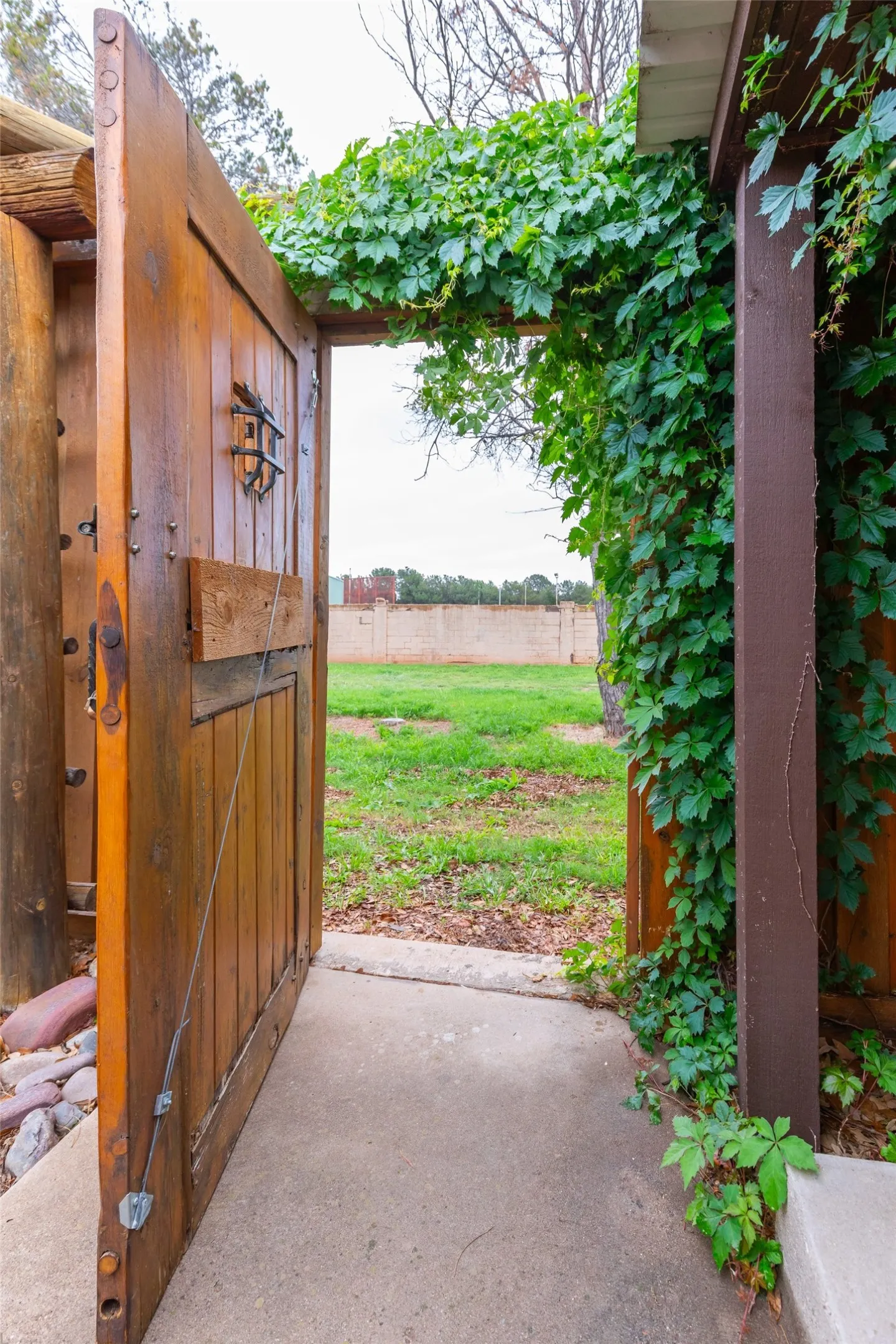 Single Family Residence For Sale in Taylor County , 25 Tamarisk Circle, Abilene, Texas 79606, 3 Bedroom, 3 Bathroom, 2 Garage spaces, 2,324 Sqft, built in 1980, mls#21246186, Real Estate Agent in Abilene, Homes For Sale in Taylor county, Homes For Sale in Abilene, Realtor in Abilene Texas, Real Estate Brokerage Independent Realty Texas, Luminita Cordes Realtor