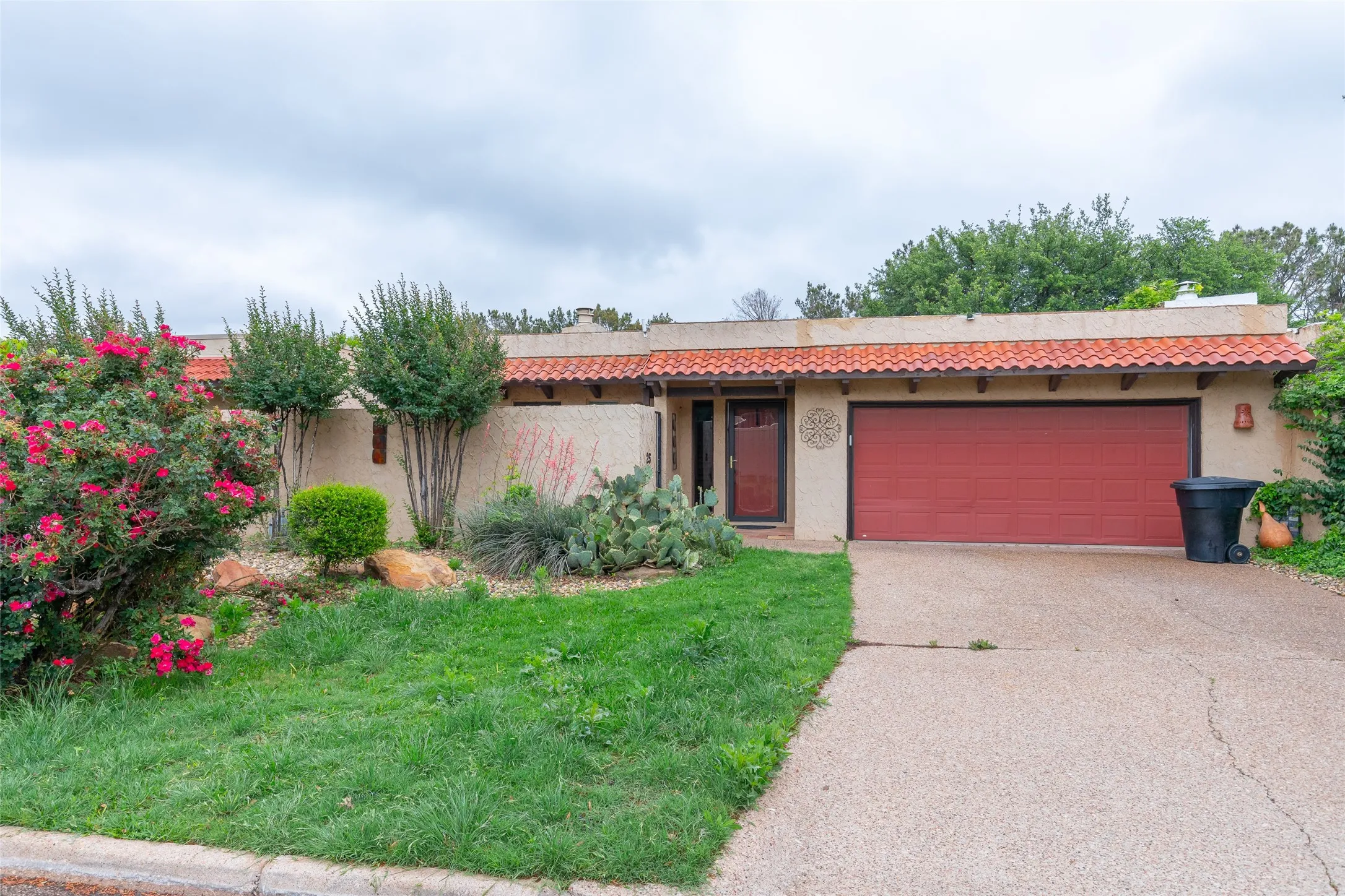 Single Family Residence For Sale in Taylor County , 25 Tamarisk Circle, Abilene, Texas 79606, 3 Bedroom, 3 Bathroom, 2 Garage spaces, 2,324 Sqft, built in 1980, mls#21246186, Real Estate Agent in Abilene, Homes For Sale in Taylor county, Homes For Sale in Abilene, Realtor in Abilene Texas, Real Estate Brokerage Independent Realty Texas, Luminita Cordes Realtor