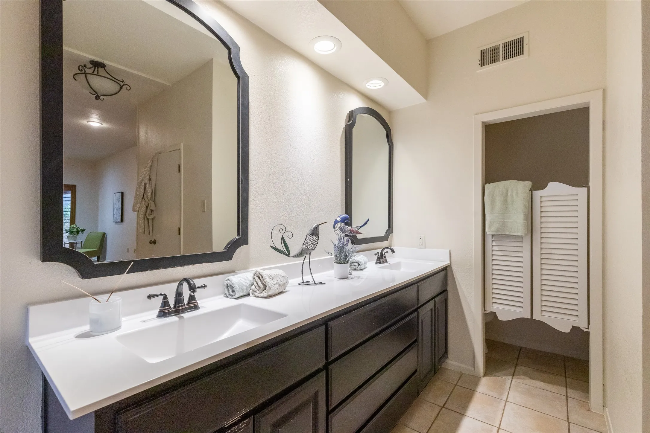 Single Family Residence For Sale in Taylor County , 25 Tamarisk Circle, Abilene, Texas 79606, 3 Bedroom, 3 Bathroom, 2 Garage spaces, 2,324 Sqft, built in 1980, mls#21246186, Real Estate Agent in Abilene, Homes For Sale in Taylor county, Homes For Sale in Abilene, Realtor in Abilene Texas, Real Estate Brokerage Independent Realty Texas, Luminita Cordes Realtor