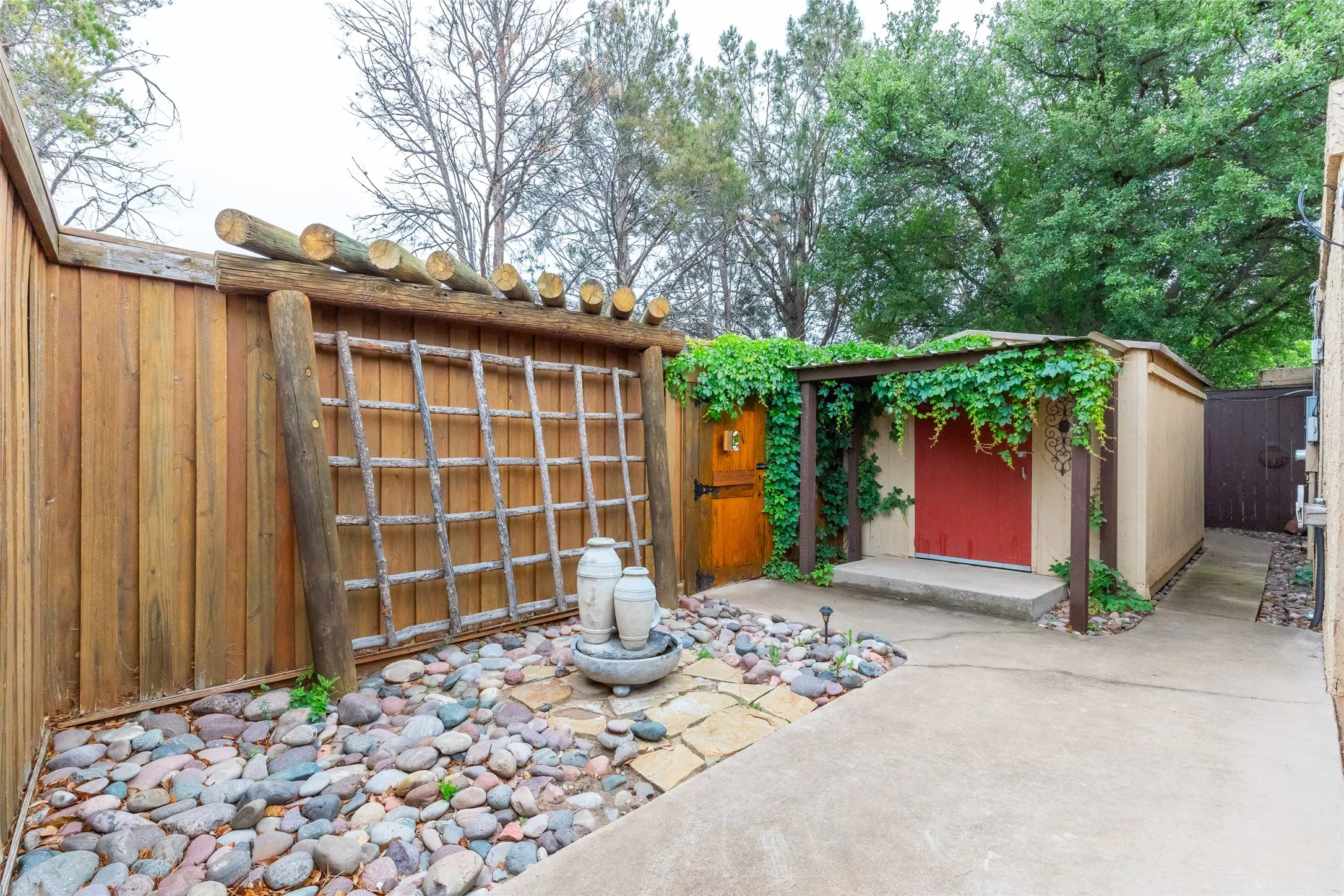 Single Family Residence For Sale in Taylor County , 25 Tamarisk Circle, Abilene, Texas 79606, 3 Bedroom, 3 Bathroom, 2 Garage spaces, 2,324 Sqft, built in 1980, mls#21246186, Real Estate Agent in Abilene, Homes For Sale in Taylor county, Homes For Sale in Abilene, Realtor in Abilene Texas, Real Estate Brokerage Independent Realty Texas, Luminita Cordes Realtor