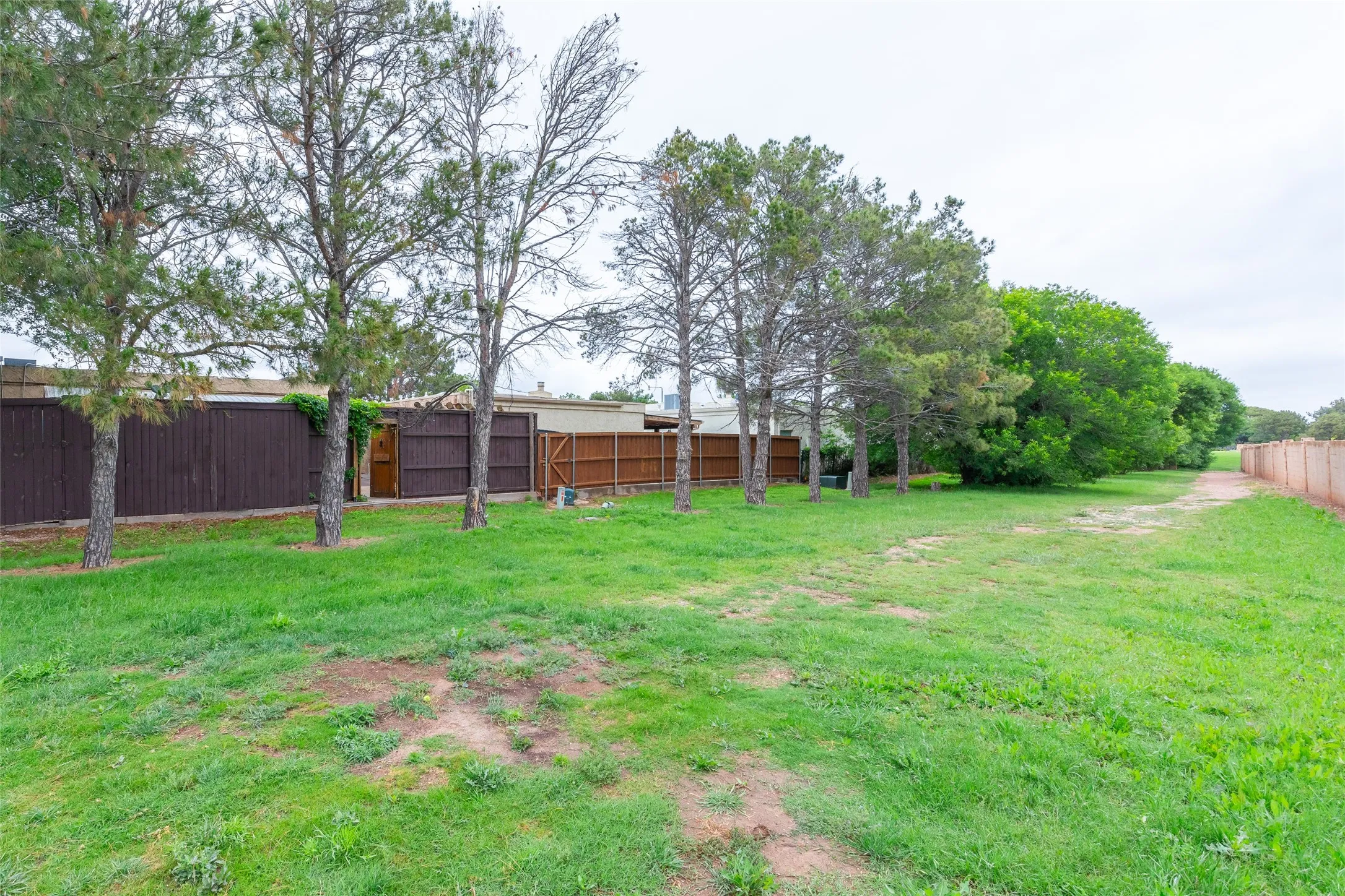 Single Family Residence For Sale in Taylor County , 25 Tamarisk Circle, Abilene, Texas 79606, 3 Bedroom, 3 Bathroom, 2 Garage spaces, 2,324 Sqft, built in 1980, mls#21246186, Real Estate Agent in Abilene, Homes For Sale in Taylor county, Homes For Sale in Abilene, Realtor in Abilene Texas, Real Estate Brokerage Independent Realty Texas, Luminita Cordes Realtor