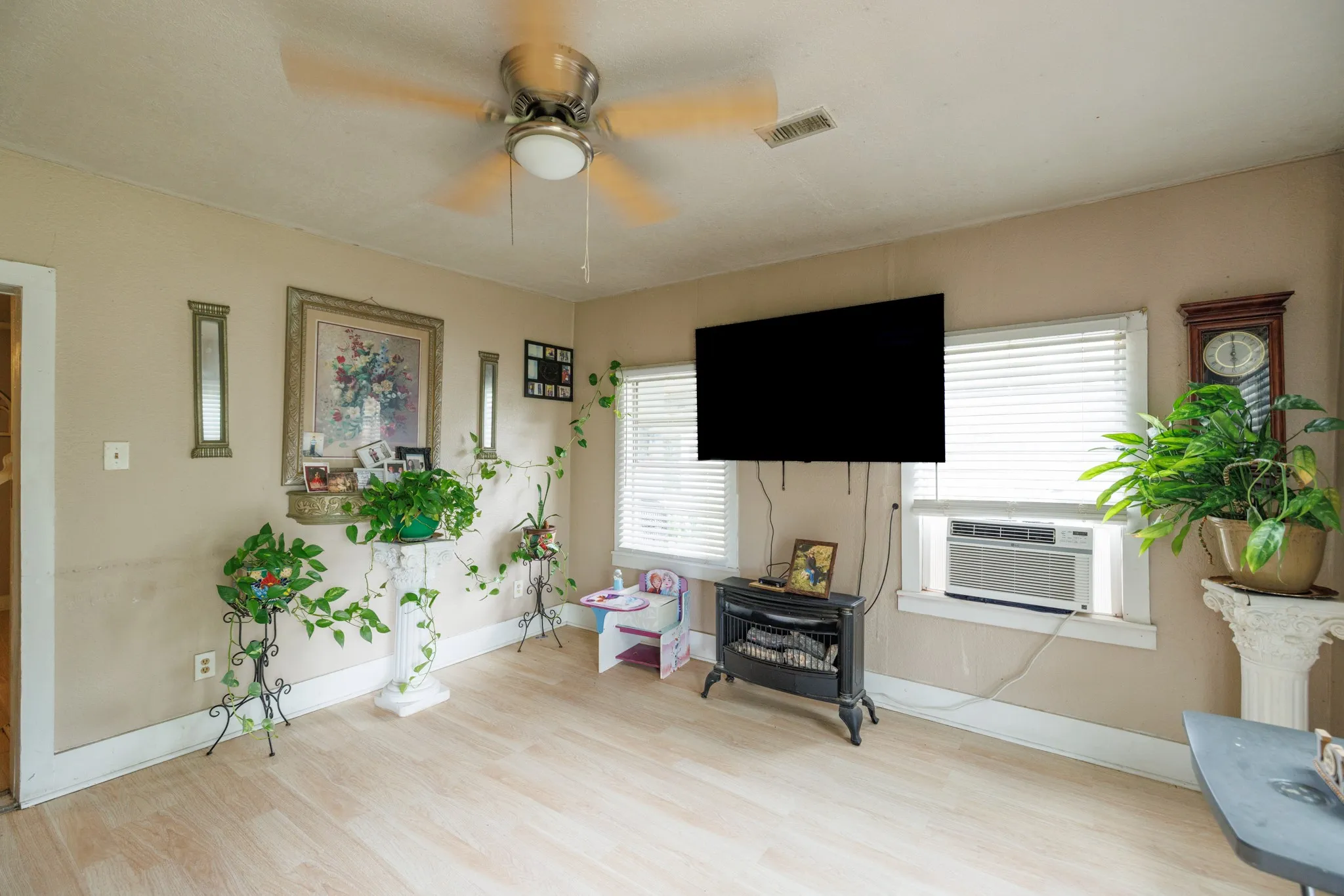 Single Family Residence For Sale in Coleman County , 308 W 5th Street, Coleman, Texas 76834, 2 Bedroom, 1 Bathroom, Garage spaces, 868 Sqft, built in 1950, Preowned, mls#21245201, Real Estate Agent in Coleman, Homes For Sale in Coleman county, Homes For Sale in Coleman, Realtor in Coleman Texas, Real Estate Brokerage Independent Realty Texas, Luminita Cordes Realtor