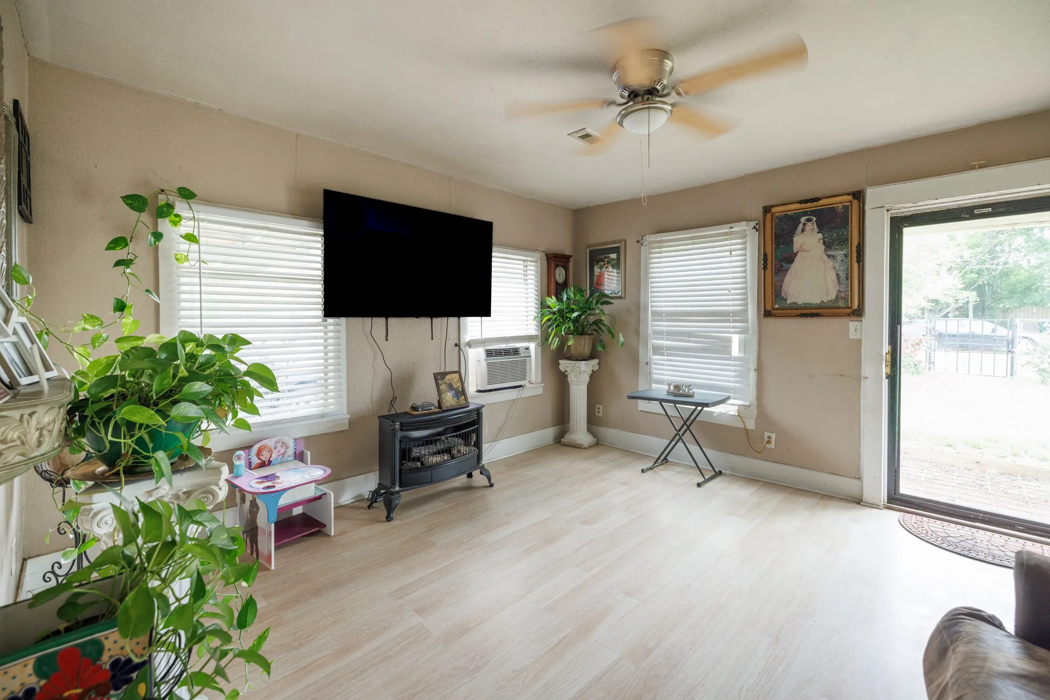 Single Family Residence For Sale in Coleman County , 308 W 5th Street, Coleman, Texas 76834, 2 Bedroom, 1 Bathroom, Garage spaces, 868 Sqft, built in 1950, Preowned, mls#21245201, Real Estate Agent in Coleman, Homes For Sale in Coleman county, Homes For Sale in Coleman, Realtor in Coleman Texas, Real Estate Brokerage Independent Realty Texas, Luminita Cordes Realtor
