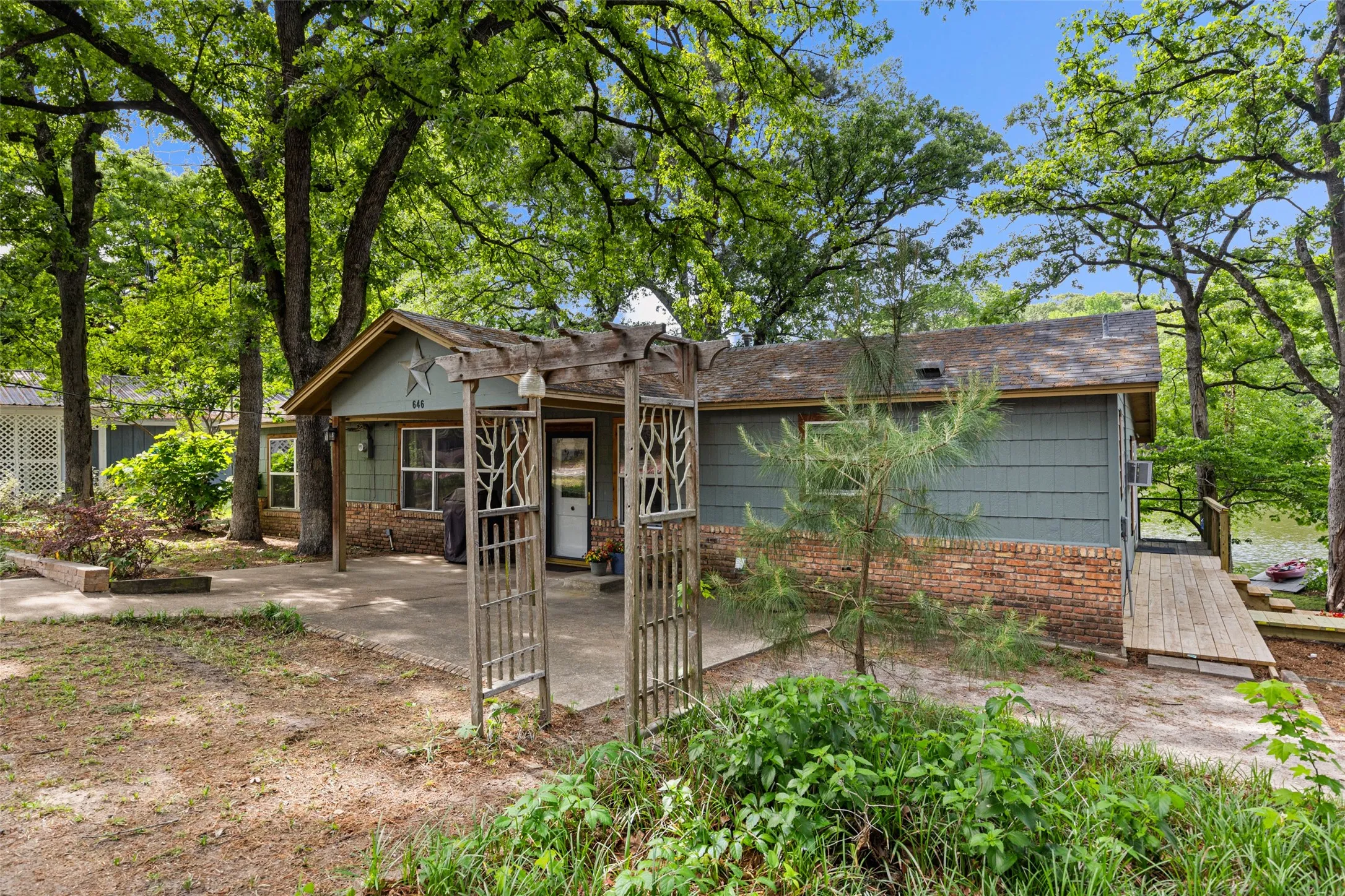 Single Family Residence For Sale in Wood County , 646 County Road 3235, Quitman, Texas 75783, 3 Bedroom, 2 Bathroom, Garage spaces, 1,365 Sqft, built in 1985, mls#21245130, Real Estate Agent in Quitman, Homes For Sale in Wood county, Homes For Sale in Quitman, Realtor in Quitman Texas, Real Estate Brokerage Independent Realty Texas, Luminita Cordes Realtor