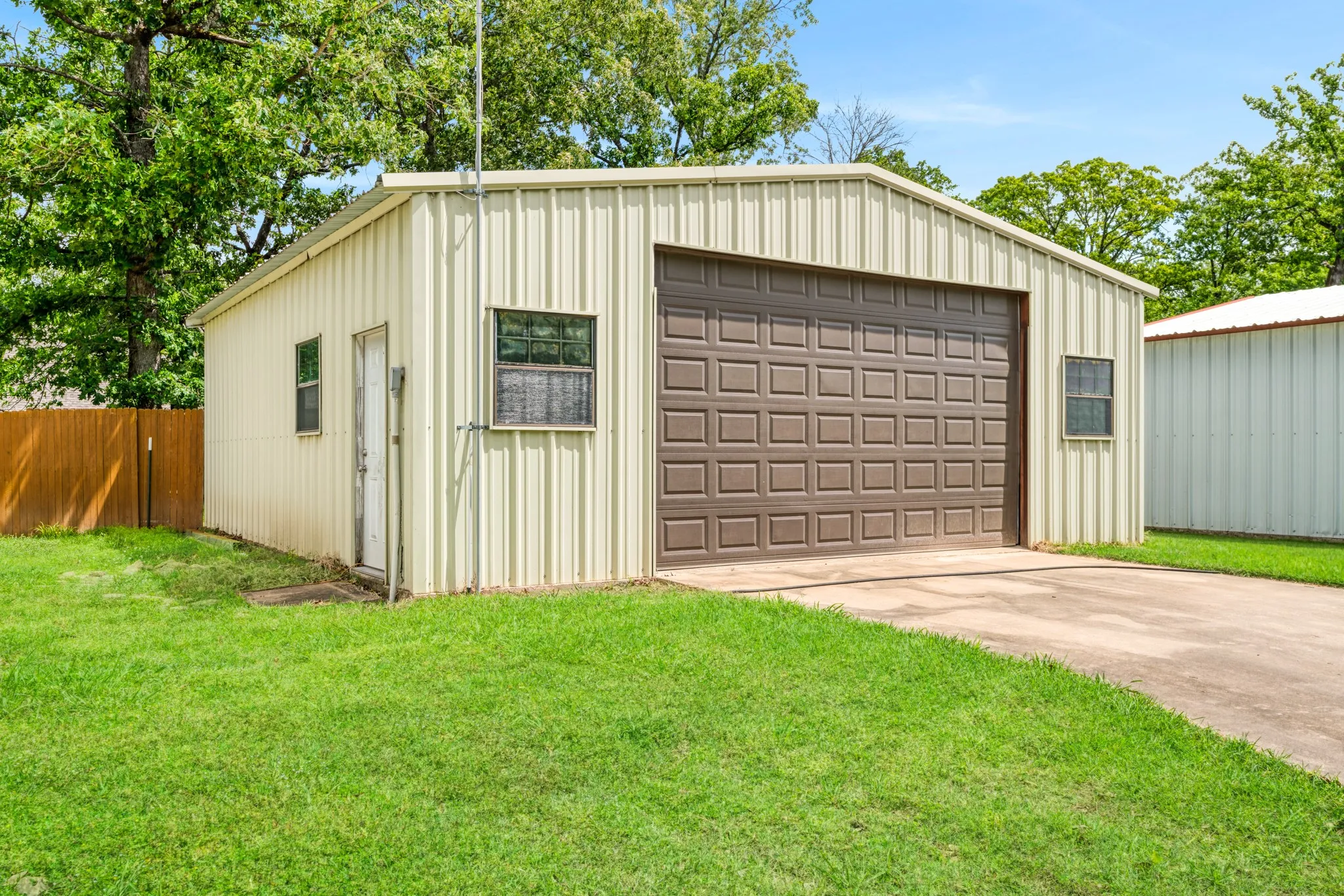 Single Family Residence For Sale in Lamar County , 212 Wooded Hills Drive, Powderly, Texas 75473, 4 Bedrooms, 3 Bathrooms, 4 Garage spaces, 2,649 Sqft, built in 1994, Price $459,900, mls#21246352, Real Estate Agent in Powderly, Homes For Sale in Lamar county, Homes For Sale in Powderly, Realtor in Powderly Texas, Real Estate Brokerage Independent Realty Texas, Luminita Cordes Realtor