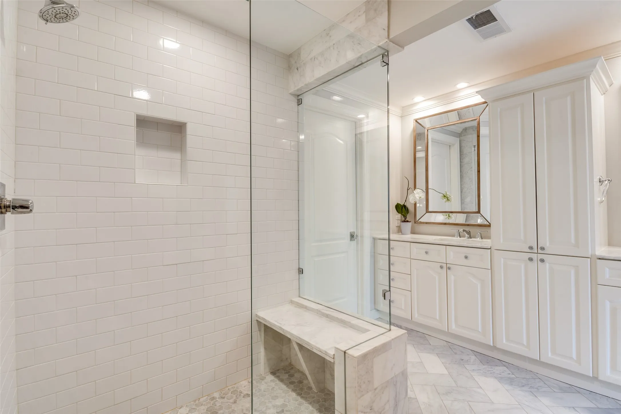 Condominium For Rent in Dallas County , 3401 Lee Parkway 508, Dallas, Texas 75219, 1 Bedroom, 2 Bathroom, 2 Garage spaces, 1,170 Sqft, built in 1998, Preowned, mls#21246413, Real Estate Agent in Dallas, Homes For Rent in Dallas county, Homes For Rent in Dallas, Realtor in Dallas Texas, Real Estate Brokerage Independent Realty Texas, Luminita Cordes Realtor
