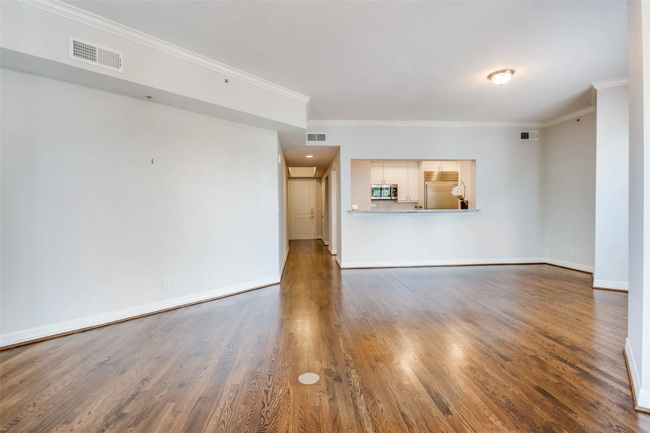 Condominium For Rent in Dallas County , 3401 Lee Parkway 508, Dallas, Texas 75219, 1 Bedroom, 2 Bathroom, 2 Garage spaces, 1,170 Sqft, built in 1998, Preowned, mls#21246413, Real Estate Agent in Dallas, Homes For Rent in Dallas county, Homes For Rent in Dallas, Realtor in Dallas Texas, Real Estate Brokerage Independent Realty Texas, Luminita Cordes Realtor