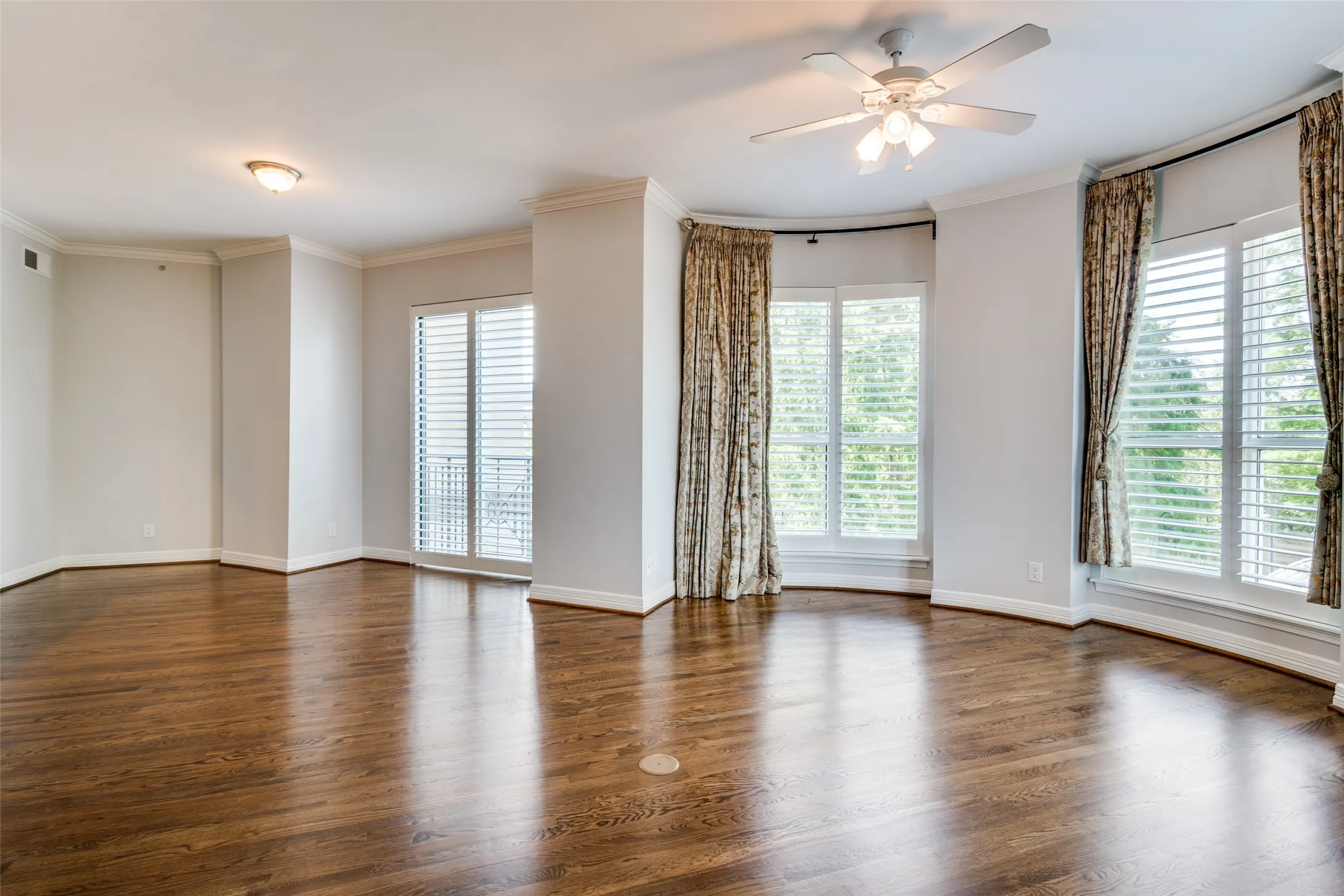 Condominium For Rent in Dallas County , 3401 Lee Parkway 508, Dallas, Texas 75219, 1 Bedroom, 2 Bathroom, 2 Garage spaces, 1,170 Sqft, built in 1998, Preowned, mls#21246413, Real Estate Agent in Dallas, Homes For Rent in Dallas county, Homes For Rent in Dallas, Realtor in Dallas Texas, Real Estate Brokerage Independent Realty Texas, Luminita Cordes Realtor
