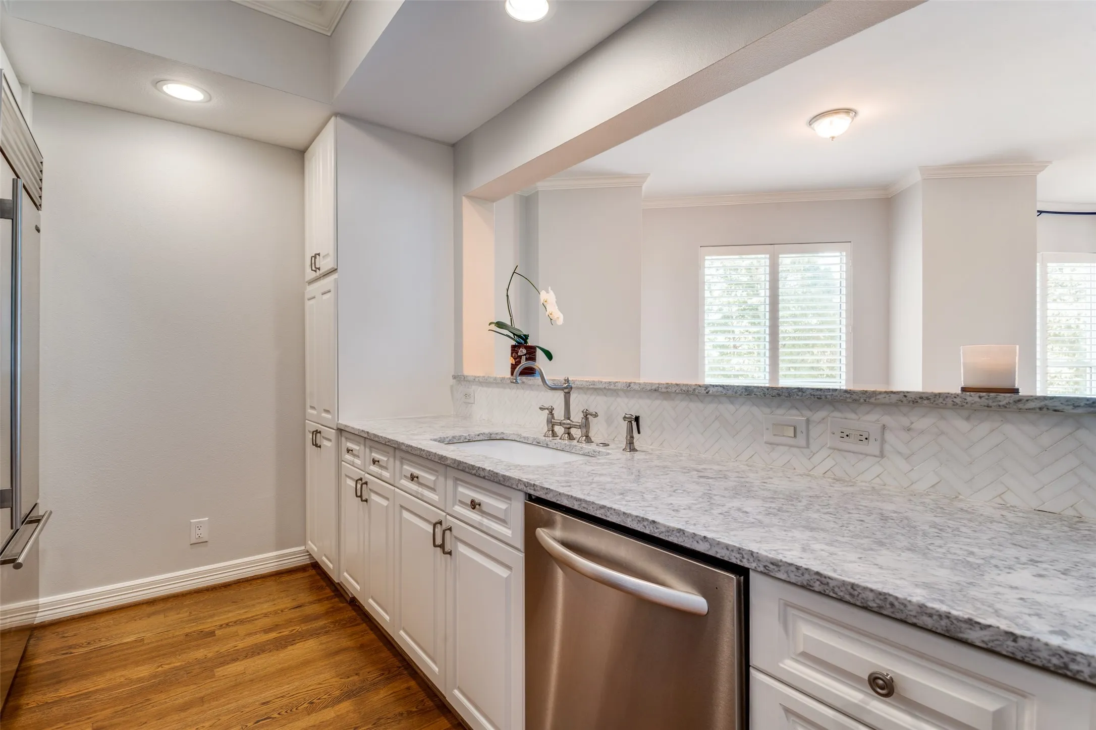 Condominium For Rent in Dallas County , 3401 Lee Parkway 508, Dallas, Texas 75219, 1 Bedroom, 2 Bathroom, 2 Garage spaces, 1,170 Sqft, built in 1998, Preowned, mls#21246413, Real Estate Agent in Dallas, Homes For Rent in Dallas county, Homes For Rent in Dallas, Realtor in Dallas Texas, Real Estate Brokerage Independent Realty Texas, Luminita Cordes Realtor