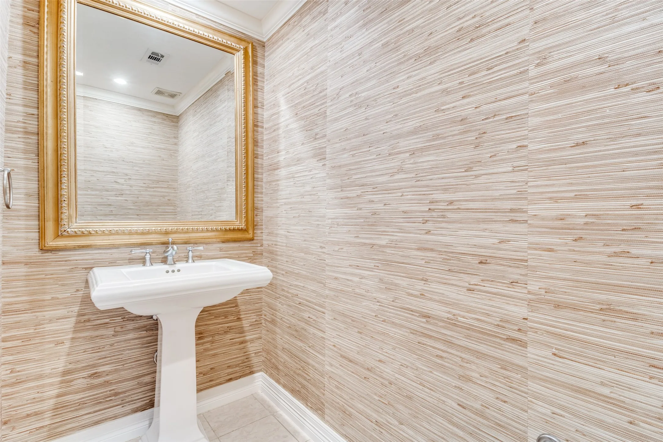 Condominium For Rent in Dallas County , 3401 Lee Parkway 508, Dallas, Texas 75219, 1 Bedroom, 2 Bathroom, 2 Garage spaces, 1,170 Sqft, built in 1998, Preowned, mls#21246413, Real Estate Agent in Dallas, Homes For Rent in Dallas county, Homes For Rent in Dallas, Realtor in Dallas Texas, Real Estate Brokerage Independent Realty Texas, Luminita Cordes Realtor