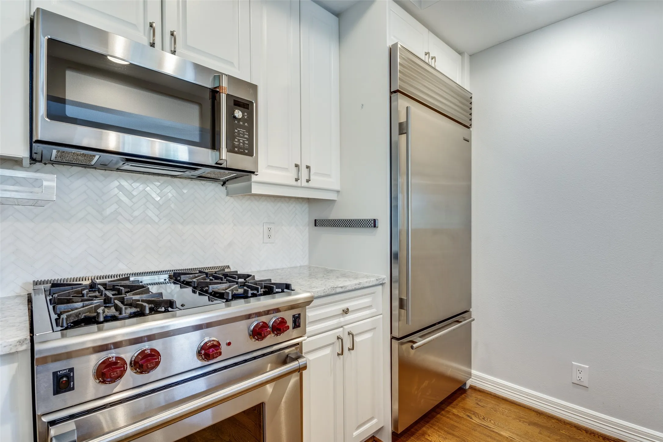 Condominium For Rent in Dallas County , 3401 Lee Parkway 508, Dallas, Texas 75219, 1 Bedroom, 2 Bathroom, 2 Garage spaces, 1,170 Sqft, built in 1998, Preowned, mls#21246413, Real Estate Agent in Dallas, Homes For Rent in Dallas county, Homes For Rent in Dallas, Realtor in Dallas Texas, Real Estate Brokerage Independent Realty Texas, Luminita Cordes Realtor