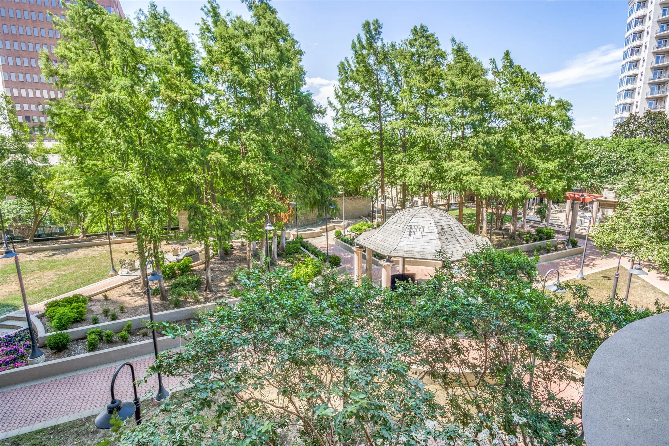 Condominium For Rent in Dallas County , 3401 Lee Parkway 508, Dallas, Texas 75219, 1 Bedroom, 2 Bathroom, 2 Garage spaces, 1,170 Sqft, built in 1998, Preowned, mls#21246413, Real Estate Agent in Dallas, Homes For Rent in Dallas county, Homes For Rent in Dallas, Realtor in Dallas Texas, Real Estate Brokerage Independent Realty Texas, Luminita Cordes Realtor