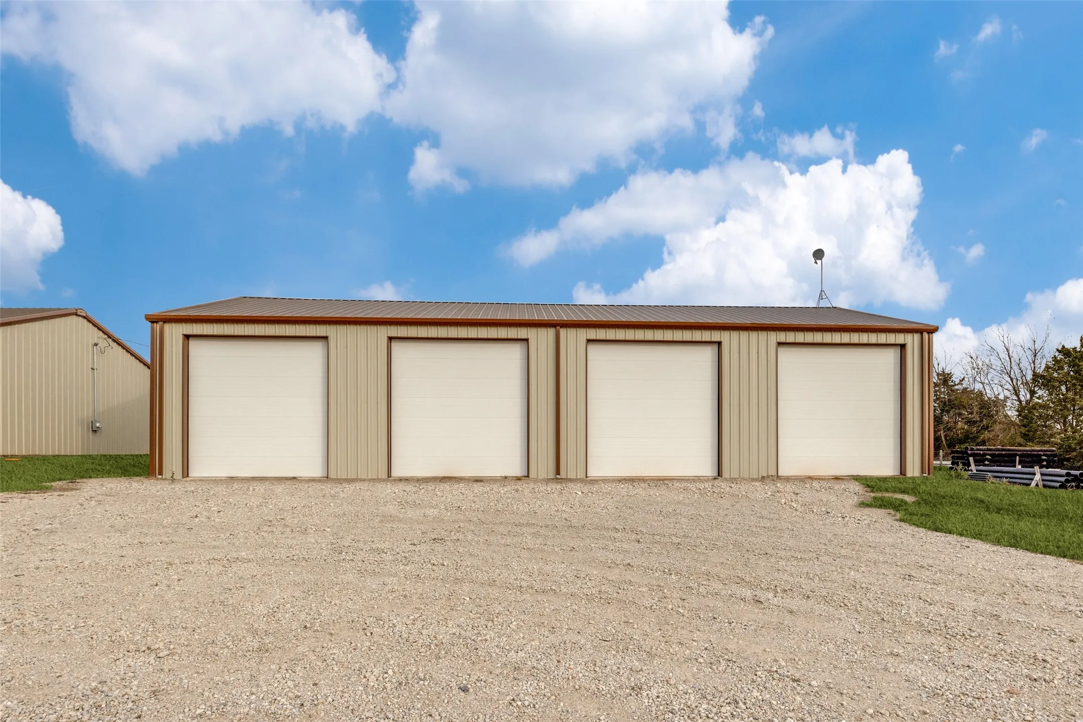 Building 2 3200 sqft. 1 Tenant in place.