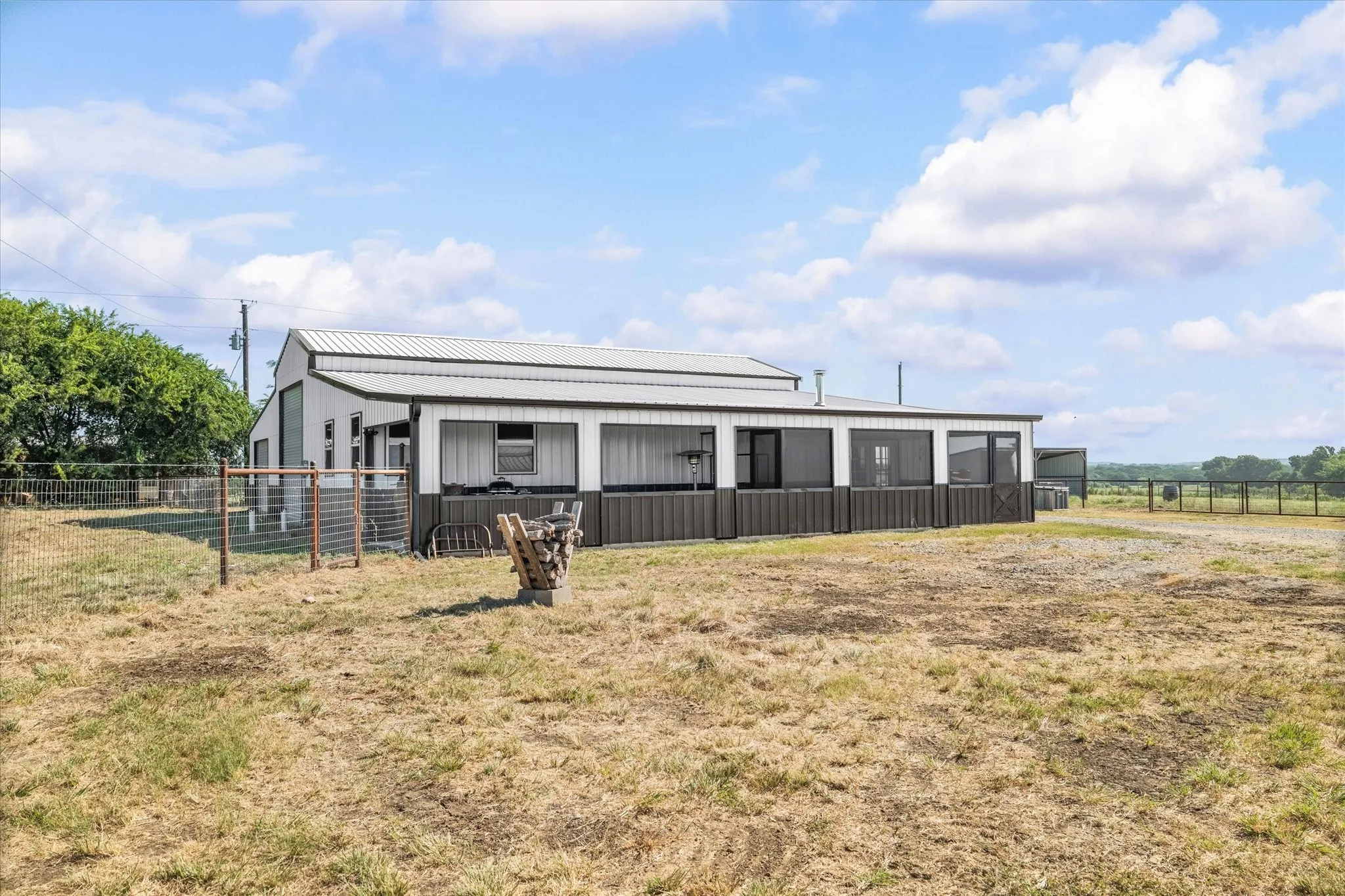 Single Family Residence For Sale in Cooke County , 139 County Road 2156, Gainesville, Texas 76240, 2 Bedroom, 2 Bathroom, 4 Garage spaces, 1,000 Sqft, built in 2023, Preowned, mls#21239135, Real Estate Agent in Gainesville, Homes For Sale in Cooke county, Homes For Sale in Gainesville, Realtor in Gainesville Texas, Real Estate Brokerage Independent Realty Texas, Luminita Cordes Realtor