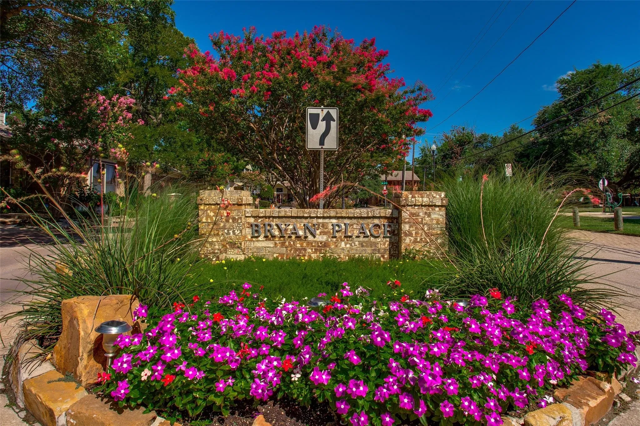 Single Family Residence For Sale in Dallas County , 1417 Mccoy Street, Dallas, Texas 75204, 2 Bedroom, 2 Bathroom, 2 Garage spaces, 1,309 Sqft, built in 1985, mls#21235895, Real Estate Agent in Dallas, Homes For Sale in Dallas county, Homes For Sale in Dallas, Realtor in Dallas Texas, Real Estate Brokerage Independent Realty Texas, Luminita Cordes Realtor