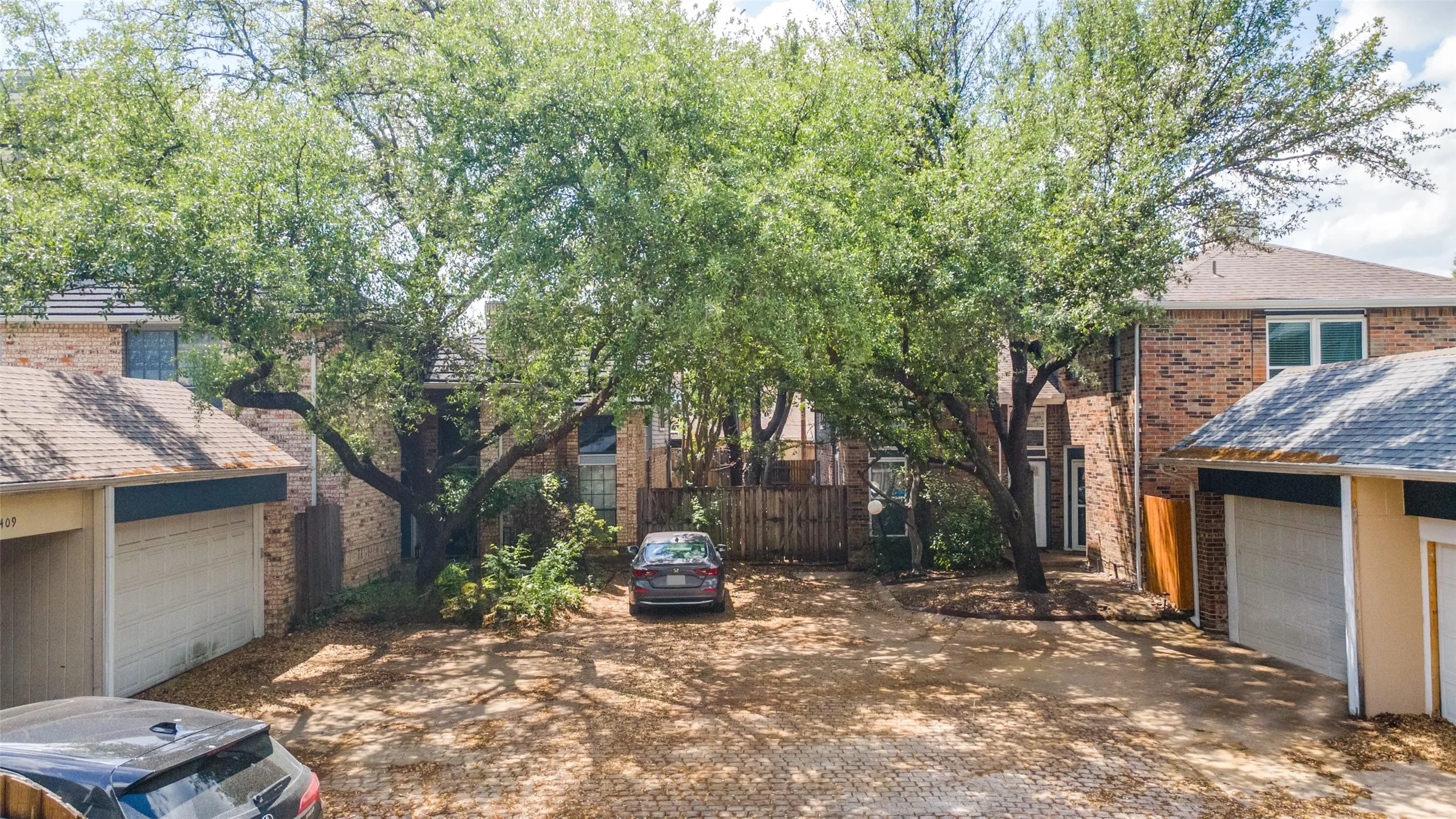 Single Family Residence For Sale in Dallas County , 1417 Mccoy Street, Dallas, Texas 75204, 2 Bedroom, 2 Bathroom, 2 Garage spaces, 1,309 Sqft, built in 1985, mls#21235895, Real Estate Agent in Dallas, Homes For Sale in Dallas county, Homes For Sale in Dallas, Realtor in Dallas Texas, Real Estate Brokerage Independent Realty Texas, Luminita Cordes Realtor
