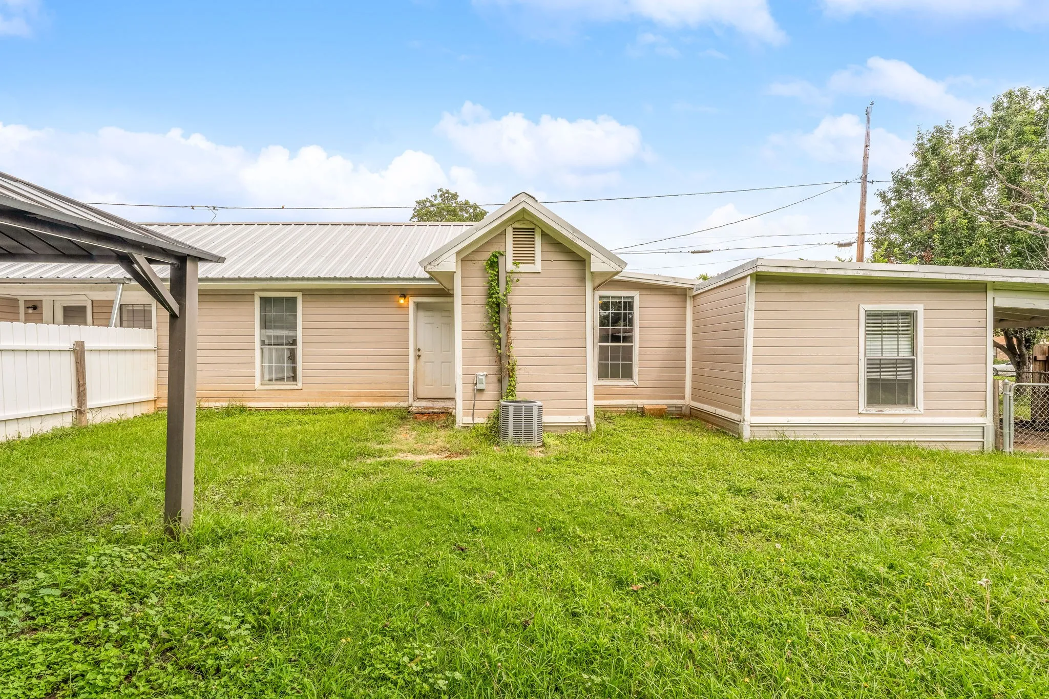 Duplex For Sale in Erath County , 1391 N Paddock Street, Stephenville, Texas 76401, 6 Bedroom, 2 Bathroom, Garage spaces, 0 Sqft, built in 1930, Preowned, mls#21242182, Real Estate Agent in Stephenville, Homes For Sale in Erath county, Homes For Sale in Stephenville, Realtor in Stephenville Texas, Real Estate Brokerage Independent Realty Texas, Luminita Cordes Realtor