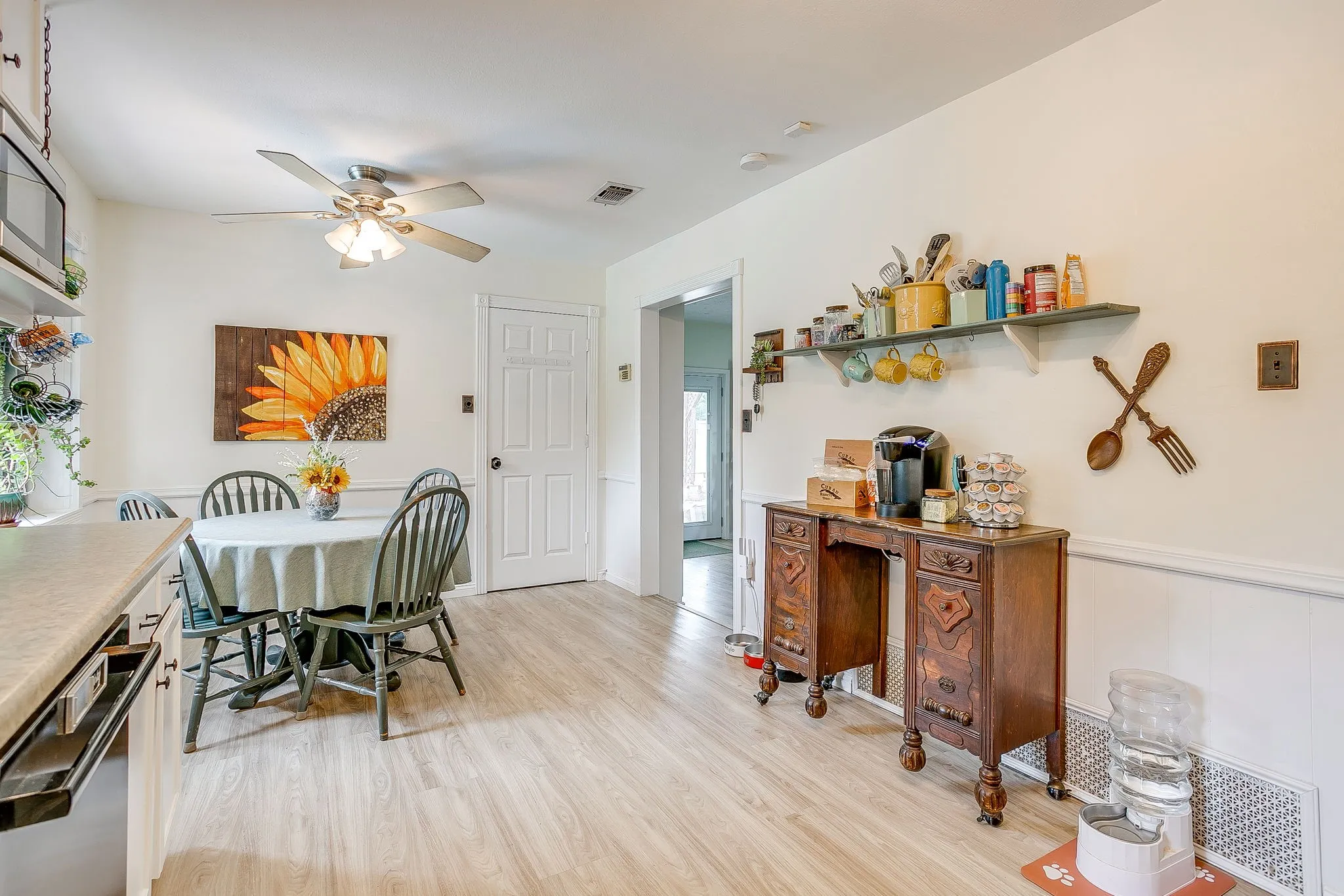 Single Family Residence For Sale in Johnson County , 122 Valley Vista Drive, Burleson, Texas 76028, 4 Bedroom, 2 Bathroom, Garage spaces, 2,379 Sqft, built in 1979, mls#21244441, Real Estate Agent in Burleson, Homes For Sale in Johnson county, Homes For Sale in Burleson, Realtor in Burleson Texas, Real Estate Brokerage Independent Realty Texas, Luminita Cordes Realtor