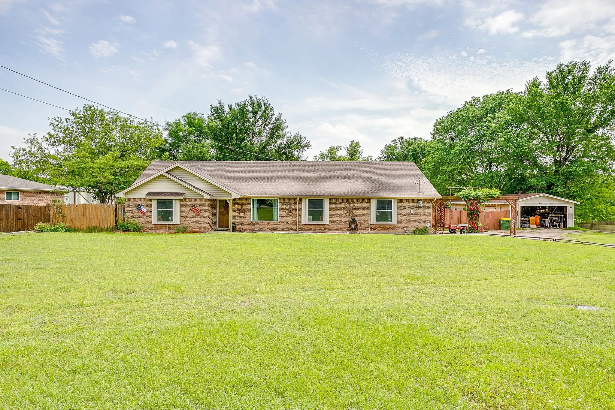 Single Family Residence For Sale in Johnson County , 122 Valley Vista Drive, Burleson, Texas 76028, 4 Bedroom, 2 Bathroom, Garage spaces, 2,379 Sqft, built in 1979, mls#21244441, Real Estate Agent in Burleson, Homes For Sale in Johnson county, Homes For Sale in Burleson, Realtor in Burleson Texas, Real Estate Brokerage Independent Realty Texas, Luminita Cordes Realtor