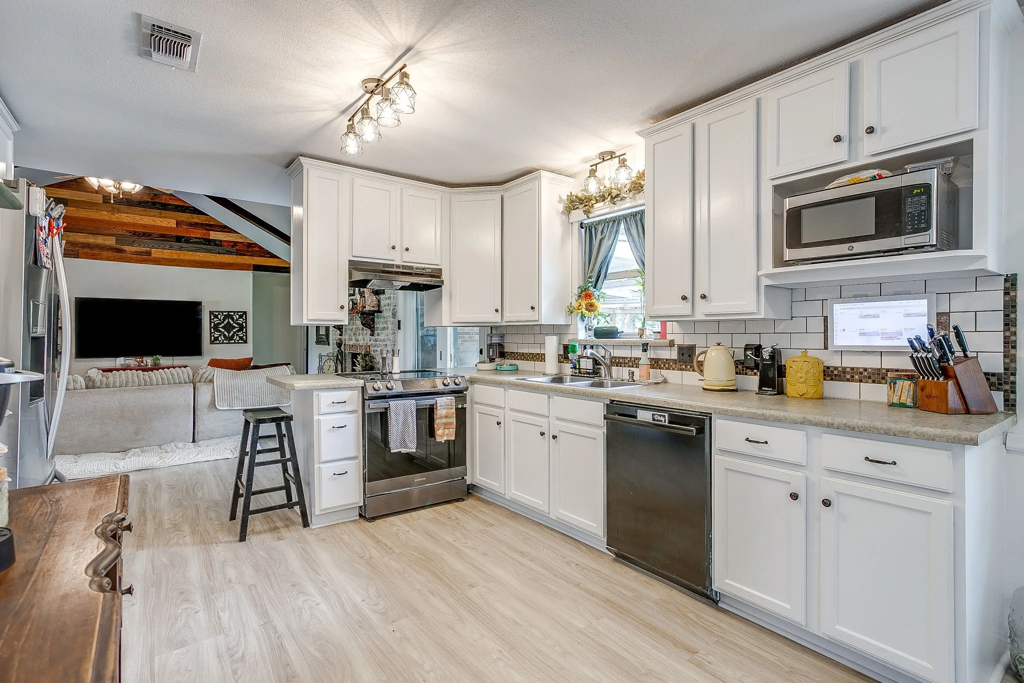 Single Family Residence For Sale in Johnson County , 122 Valley Vista Drive, Burleson, Texas 76028, 4 Bedroom, 2 Bathroom, Garage spaces, 2,379 Sqft, built in 1979, mls#21244441, Real Estate Agent in Burleson, Homes For Sale in Johnson county, Homes For Sale in Burleson, Realtor in Burleson Texas, Real Estate Brokerage Independent Realty Texas, Luminita Cordes Realtor
