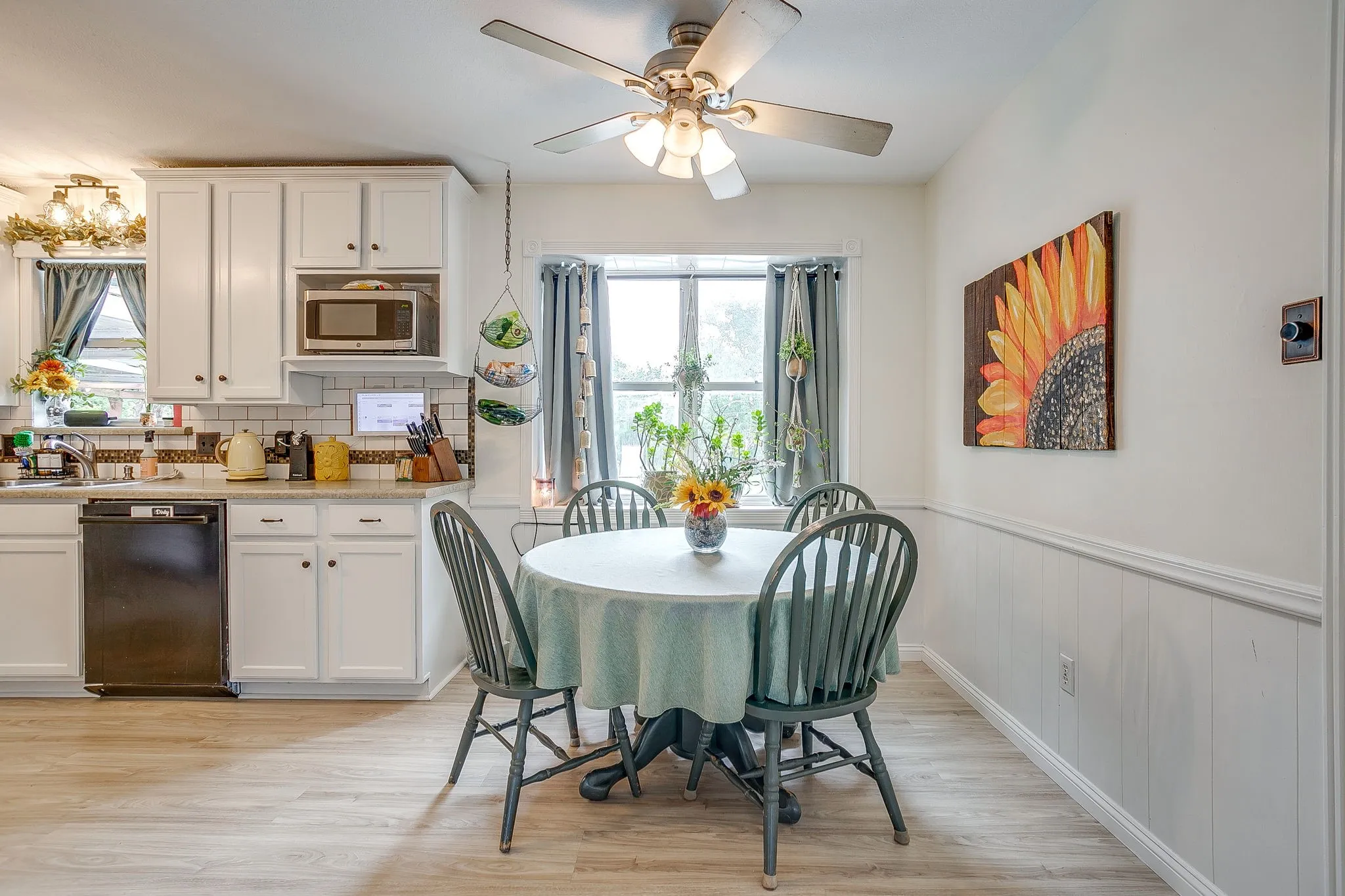 Single Family Residence For Sale in Johnson County , 122 Valley Vista Drive, Burleson, Texas 76028, 4 Bedroom, 2 Bathroom, Garage spaces, 2,379 Sqft, built in 1979, mls#21244441, Real Estate Agent in Burleson, Homes For Sale in Johnson county, Homes For Sale in Burleson, Realtor in Burleson Texas, Real Estate Brokerage Independent Realty Texas, Luminita Cordes Realtor