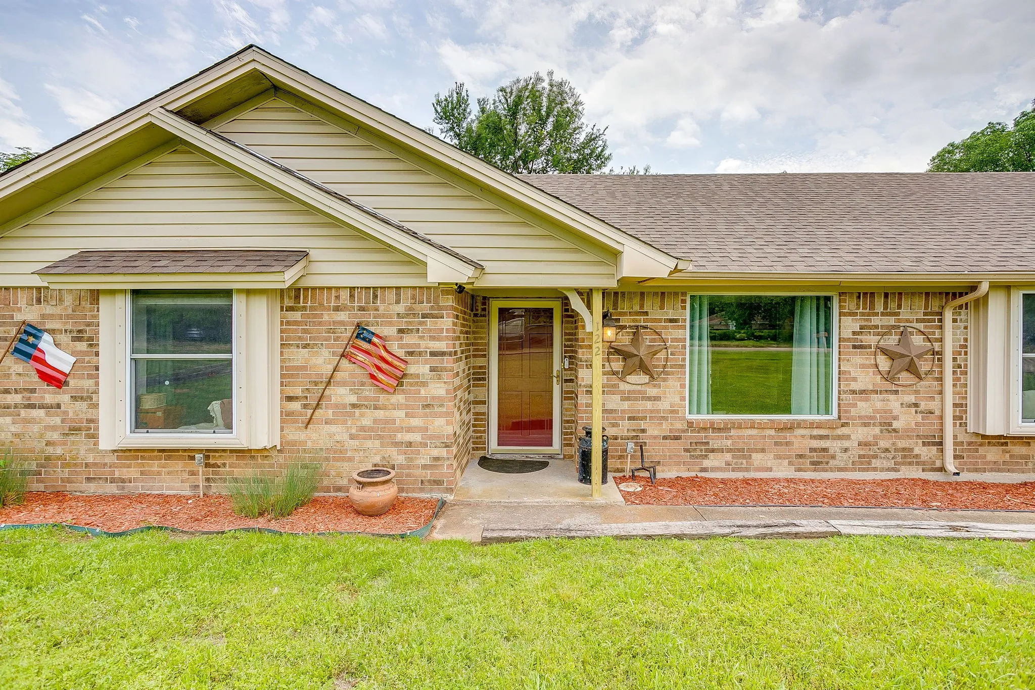 Single Family Residence For Sale in Johnson County , 122 Valley Vista Drive, Burleson, Texas 76028, 4 Bedroom, 2 Bathroom, Garage spaces, 2,379 Sqft, built in 1979, mls#21244441, Real Estate Agent in Burleson, Homes For Sale in Johnson county, Homes For Sale in Burleson, Realtor in Burleson Texas, Real Estate Brokerage Independent Realty Texas, Luminita Cordes Realtor