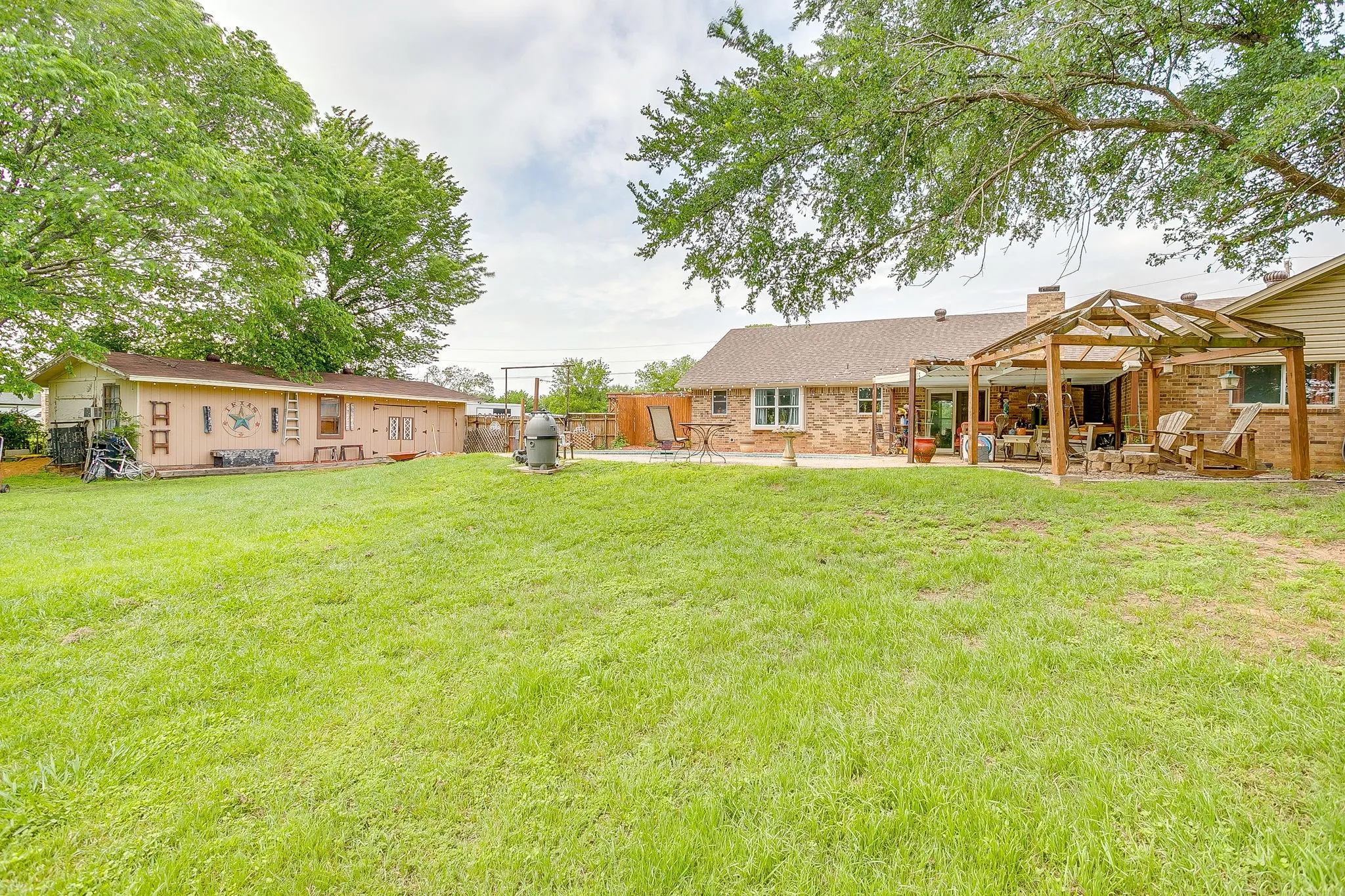 Single Family Residence For Sale in Johnson County , 122 Valley Vista Drive, Burleson, Texas 76028, 4 Bedroom, 2 Bathroom, Garage spaces, 2,379 Sqft, built in 1979, mls#21244441, Real Estate Agent in Burleson, Homes For Sale in Johnson county, Homes For Sale in Burleson, Realtor in Burleson Texas, Real Estate Brokerage Independent Realty Texas, Luminita Cordes Realtor