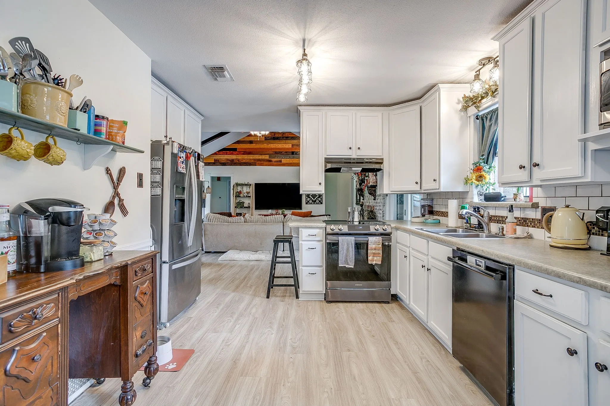Single Family Residence For Sale in Johnson County , 122 Valley Vista Drive, Burleson, Texas 76028, 4 Bedroom, 2 Bathroom, Garage spaces, 2,379 Sqft, built in 1979, mls#21244441, Real Estate Agent in Burleson, Homes For Sale in Johnson county, Homes For Sale in Burleson, Realtor in Burleson Texas, Real Estate Brokerage Independent Realty Texas, Luminita Cordes Realtor