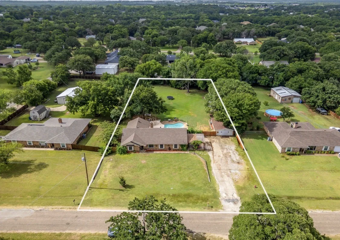 Single Family Residence For Sale in Johnson County , 122 Valley Vista Drive, Burleson, Texas 76028, 4 Bedroom, 2 Bathroom, Garage spaces, 2,379 Sqft, built in 1979, mls#21244441, Real Estate Agent in Burleson, Homes For Sale in Johnson county, Homes For Sale in Burleson, Realtor in Burleson Texas, Real Estate Brokerage Independent Realty Texas, Luminita Cordes Realtor