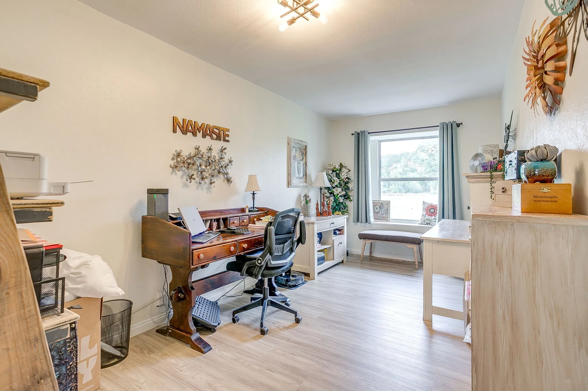 Single Family Residence For Sale in Johnson County , 122 Valley Vista Drive, Burleson, Texas 76028, 4 Bedroom, 2 Bathroom, Garage spaces, 2,379 Sqft, built in 1979, mls#21244441, Real Estate Agent in Burleson, Homes For Sale in Johnson county, Homes For Sale in Burleson, Realtor in Burleson Texas, Real Estate Brokerage Independent Realty Texas, Luminita Cordes Realtor