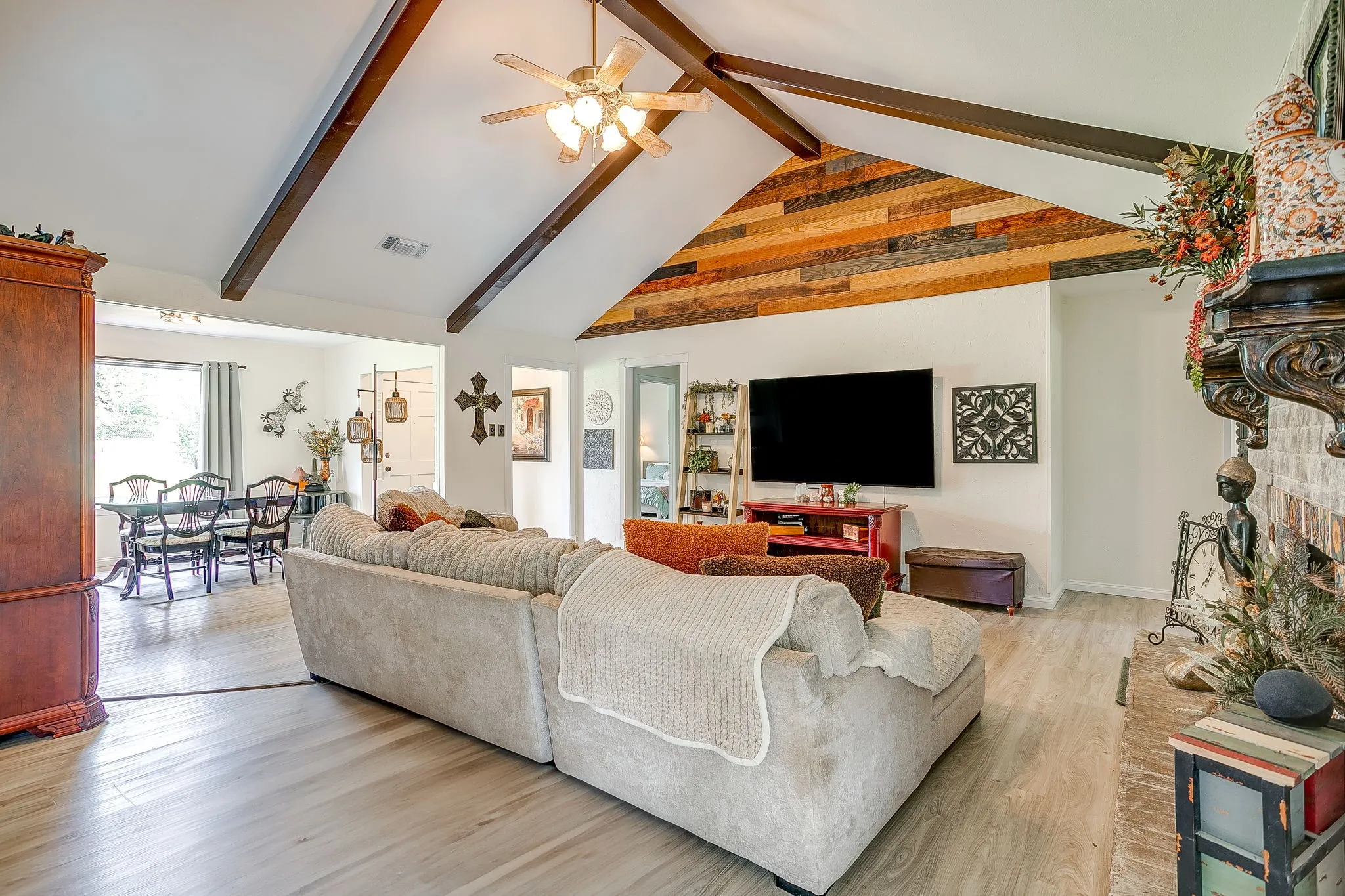 Single Family Residence For Sale in Johnson County , 122 Valley Vista Drive, Burleson, Texas 76028, 4 Bedroom, 2 Bathroom, Garage spaces, 2,379 Sqft, built in 1979, mls#21244441, Real Estate Agent in Burleson, Homes For Sale in Johnson county, Homes For Sale in Burleson, Realtor in Burleson Texas, Real Estate Brokerage Independent Realty Texas, Luminita Cordes Realtor