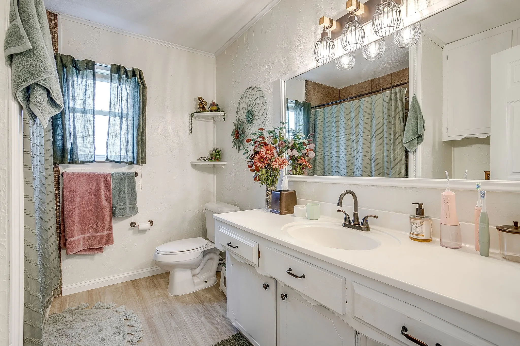 Single Family Residence For Sale in Johnson County , 122 Valley Vista Drive, Burleson, Texas 76028, 4 Bedroom, 2 Bathroom, Garage spaces, 2,379 Sqft, built in 1979, mls#21244441, Real Estate Agent in Burleson, Homes For Sale in Johnson county, Homes For Sale in Burleson, Realtor in Burleson Texas, Real Estate Brokerage Independent Realty Texas, Luminita Cordes Realtor